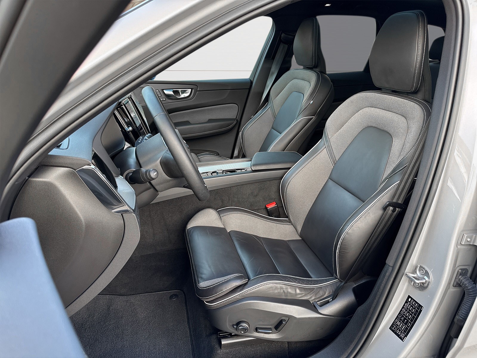 VOLVO XC60 2.0 T6 TE R-Design eAWD-image-7