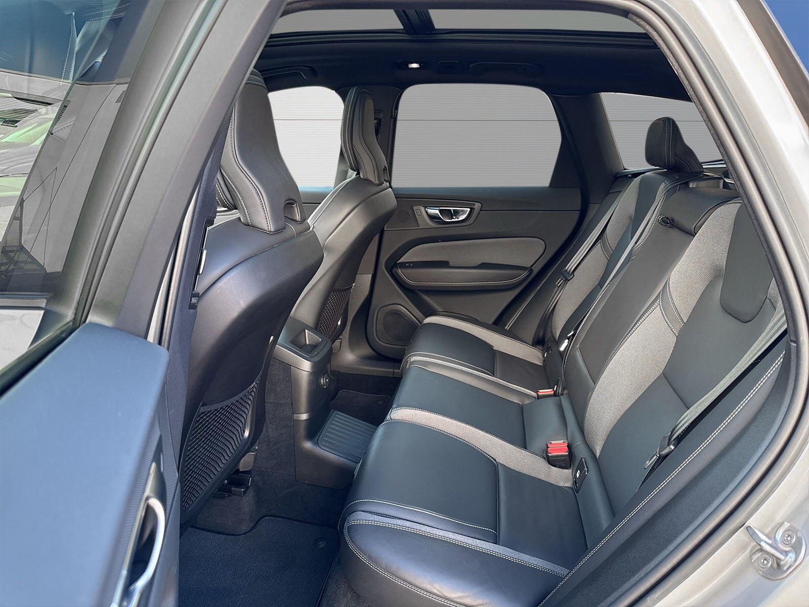 VOLVO XC60 2.0 T6 TE R-Design eAWD-image-9