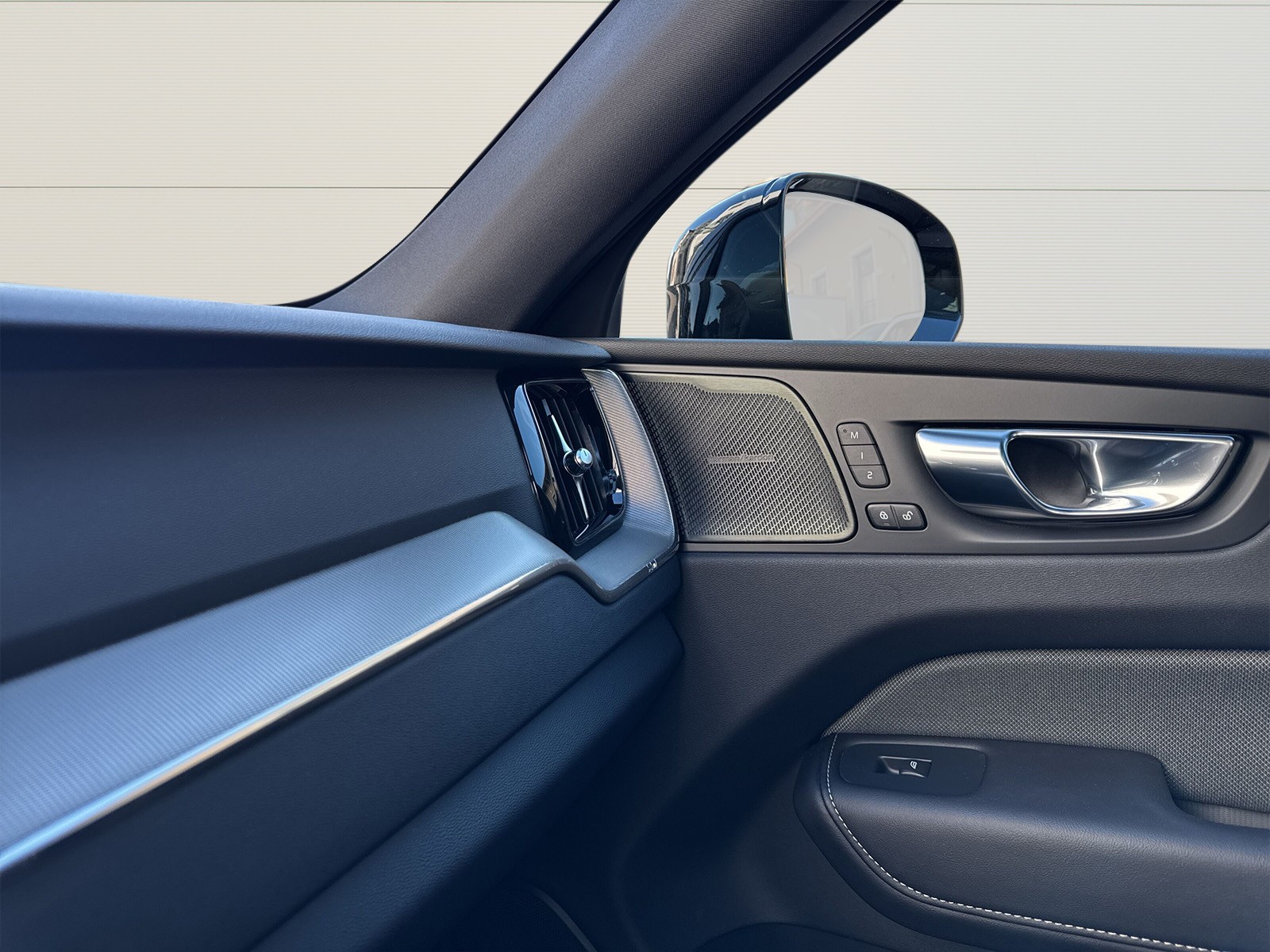 VOLVO XC60 2.0 T6 TE R-Design eAWD-image-16