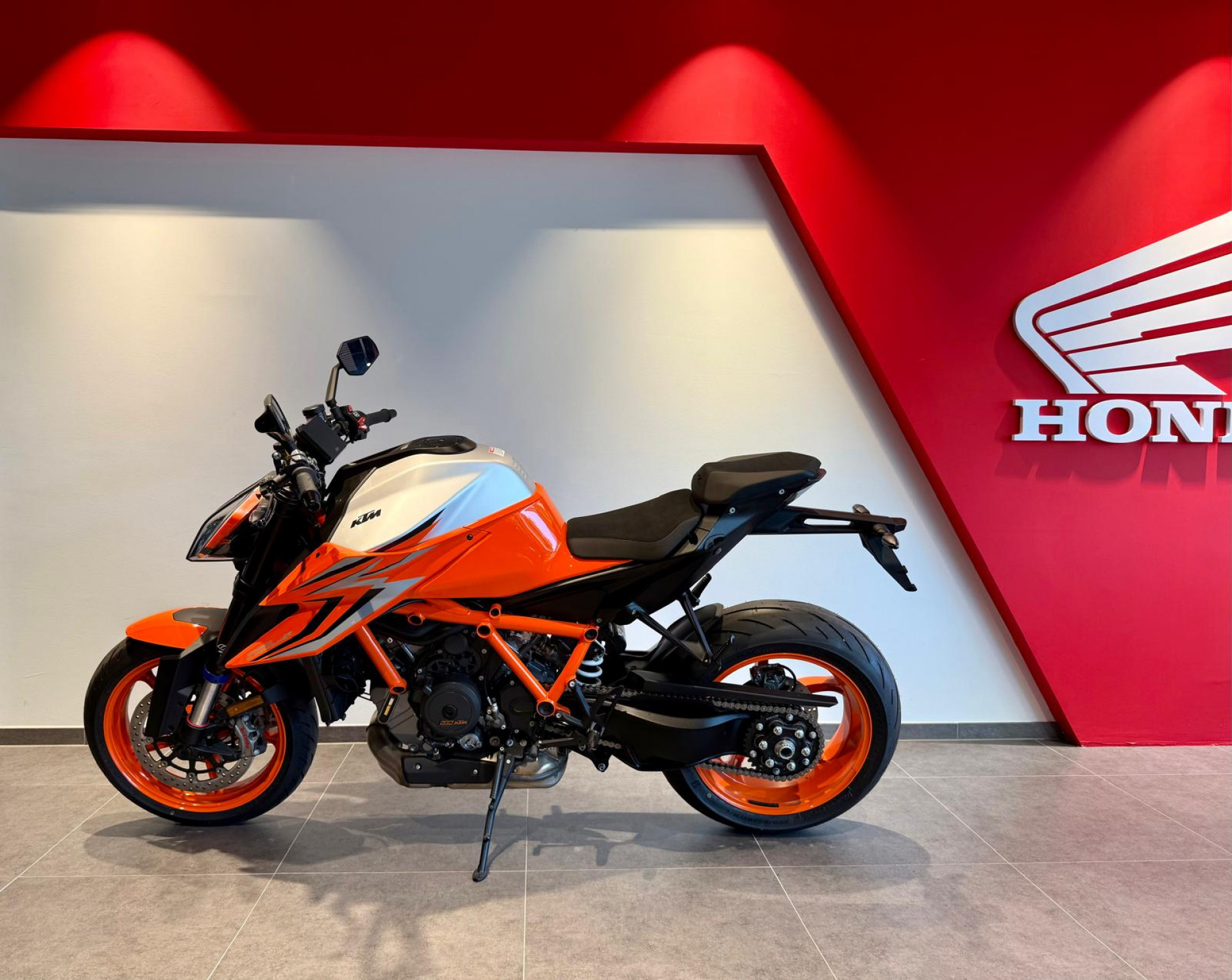 KTM 1290 Super Duke R-showroom-element-2