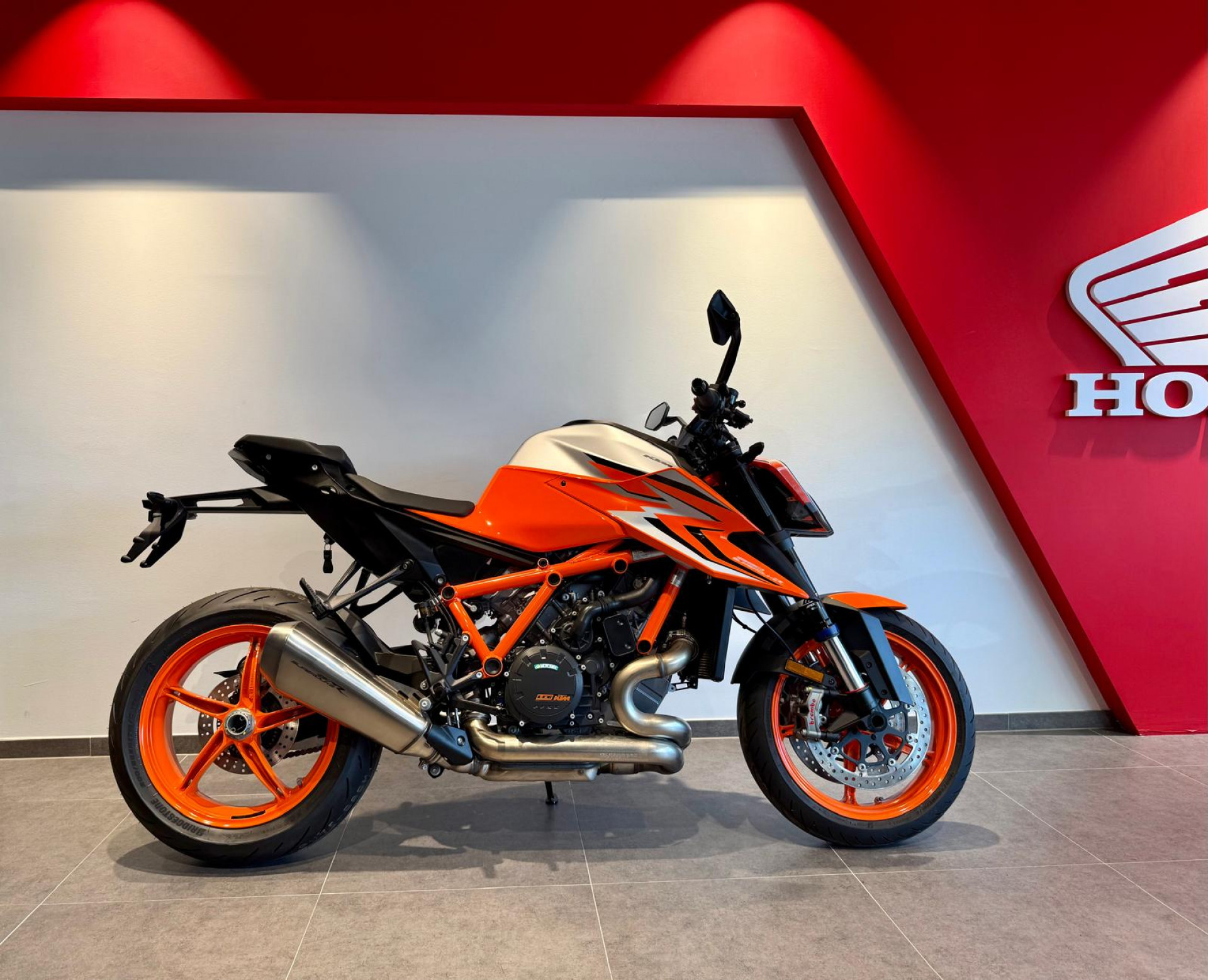 KTM 1290 Super Duke R-showroom-element-1