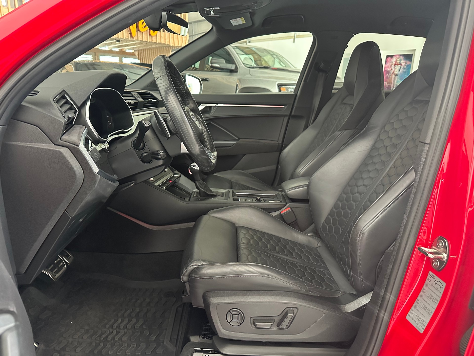 AUDI RS Q3 2.5 TFSI quattro S tronic-image-4