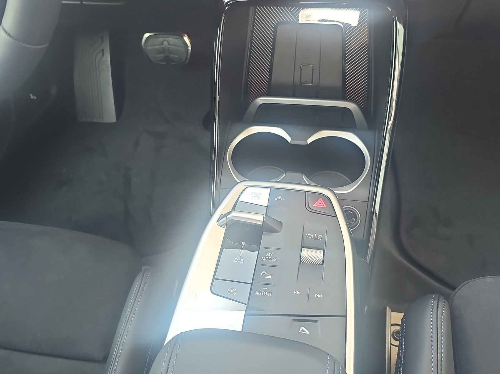 BMW iX1 xDrive 30 M Sport-image-17