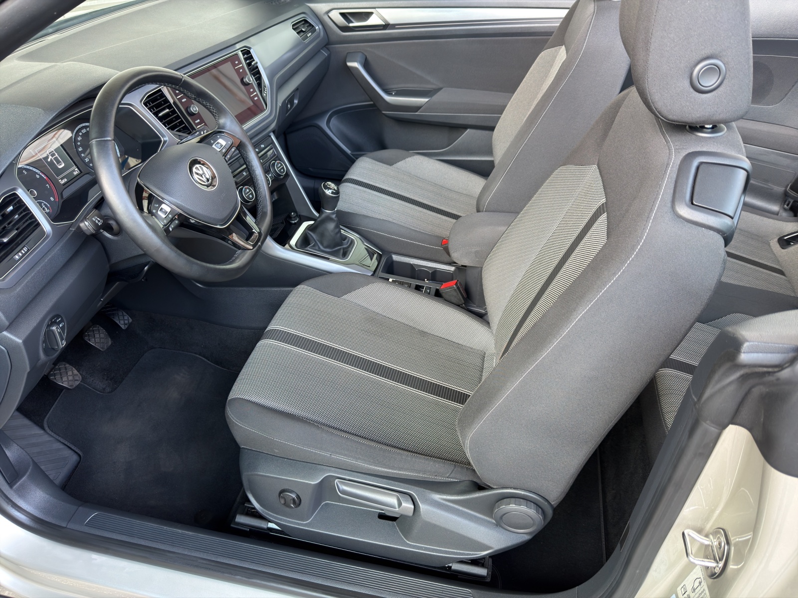VW T-Roc Cabriolet 1.0 TSI Advance-image-9