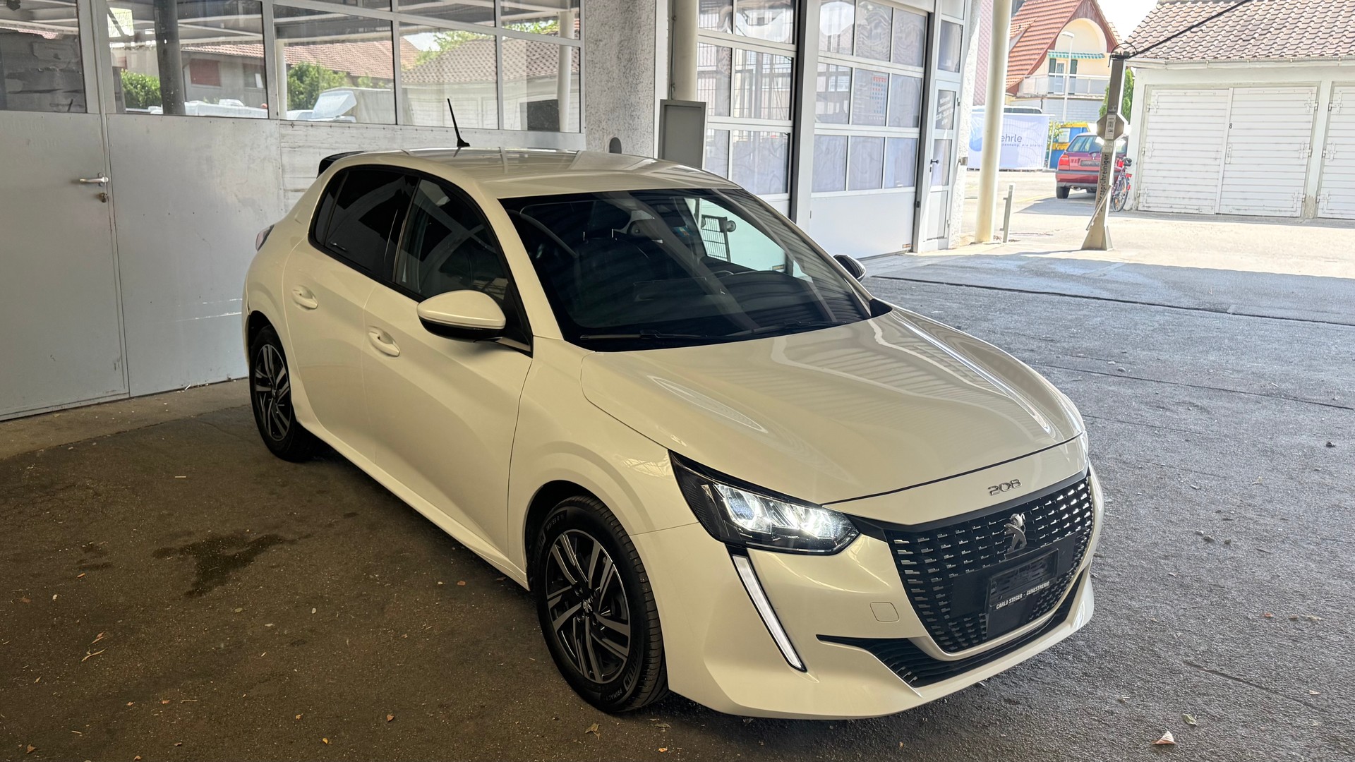 PEUGEOT 208 1.2 PureTech GT EAT8-image-4