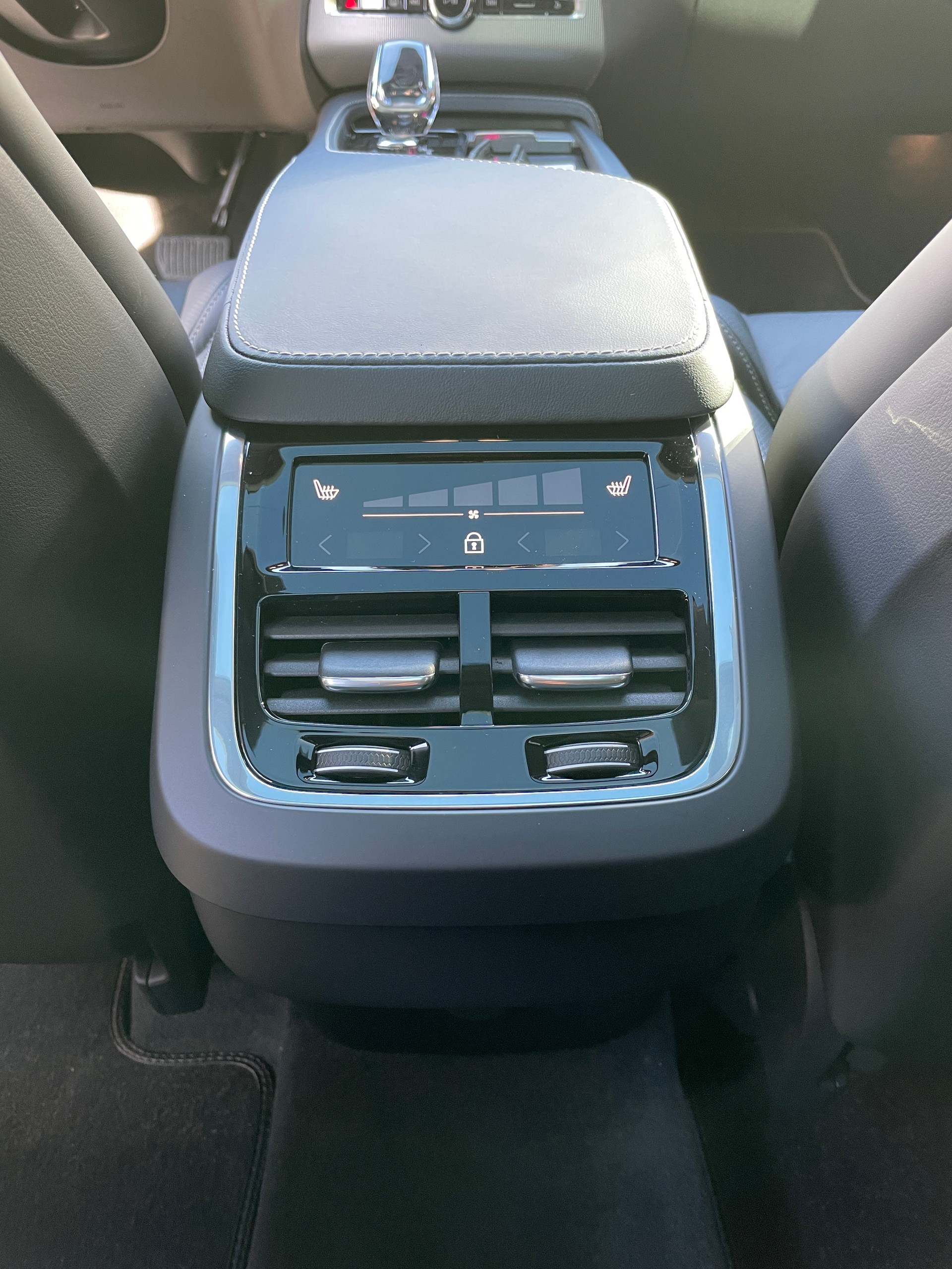 VOLVO XC90 B5 Diesel Mild Hybrid AWD Ultimate Dark 7-Sitzer Geartronic-image-16