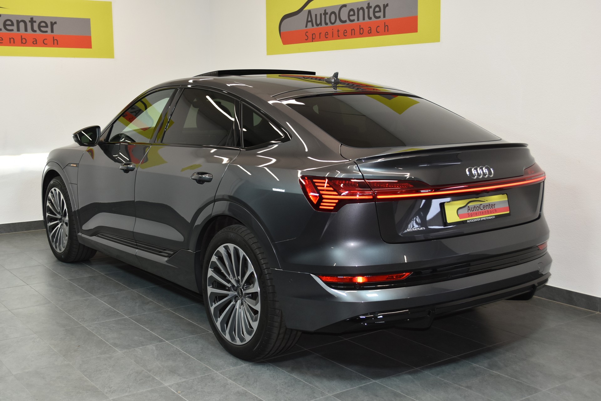 AUDI e-tron 55 Sportback S Line Black Edition quattro-image-11