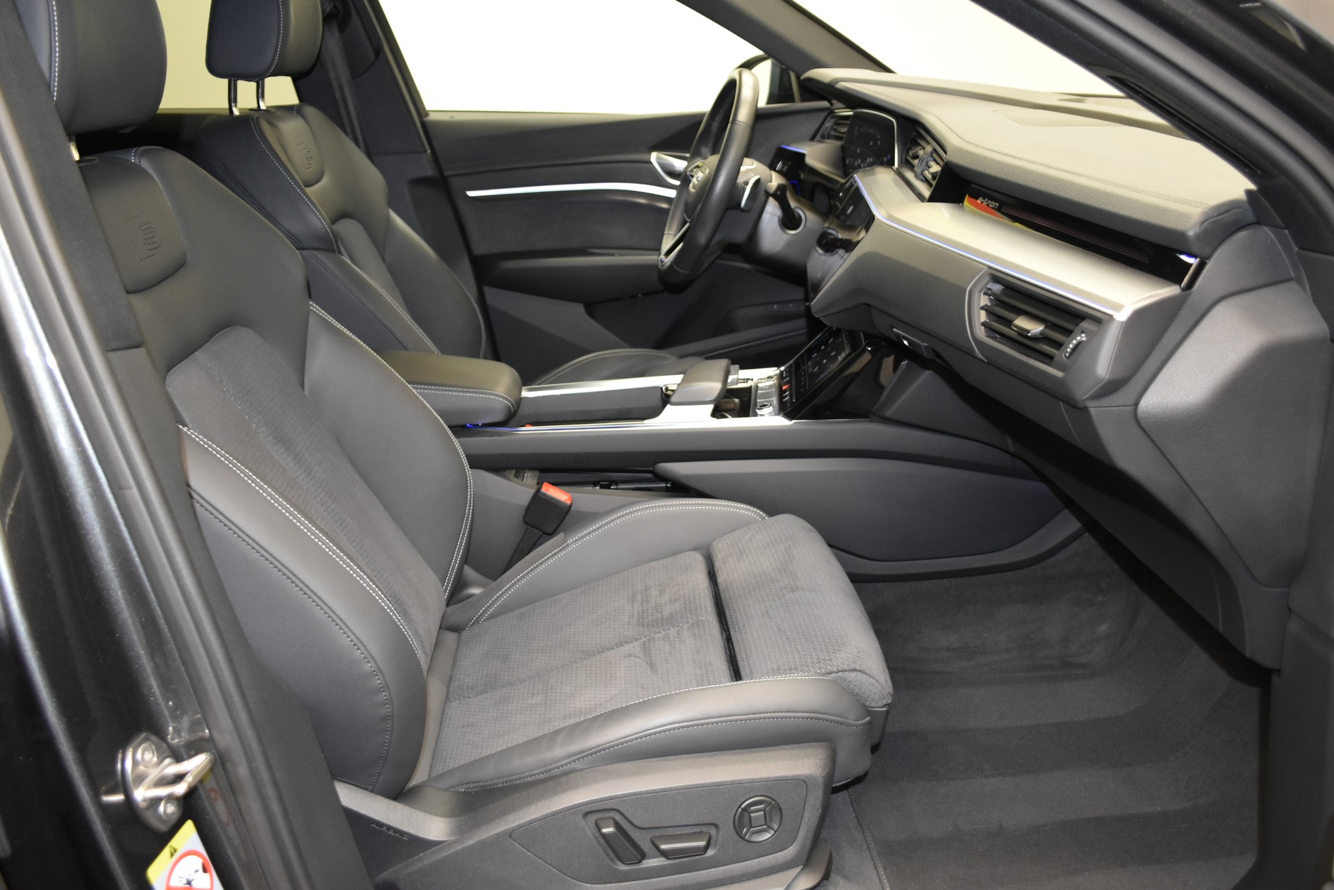 AUDI e-tron 55 Sportback S Line Black Edition quattro-image-2
