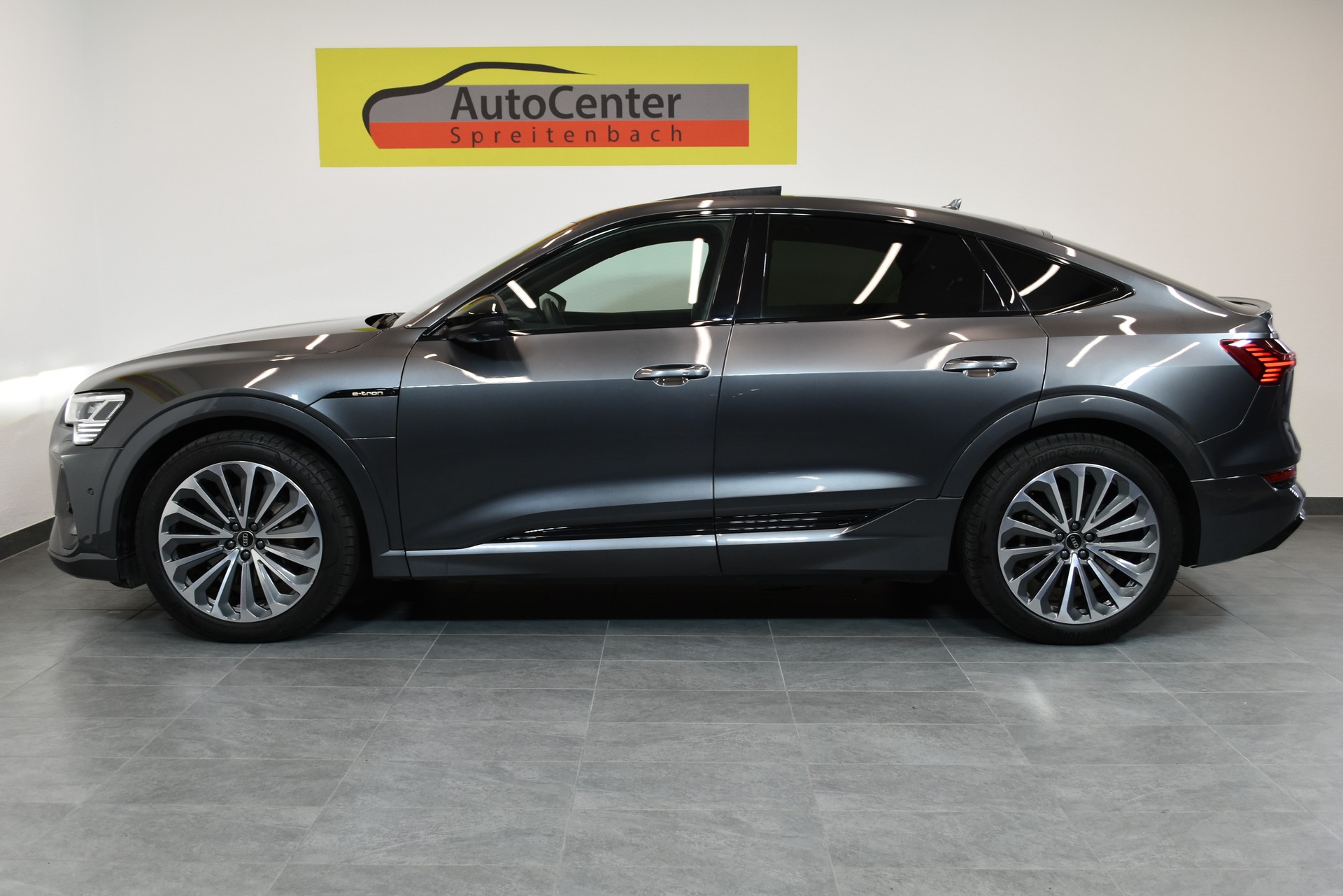 AUDI e-tron 55 Sportback S Line Black Edition quattro-image-10