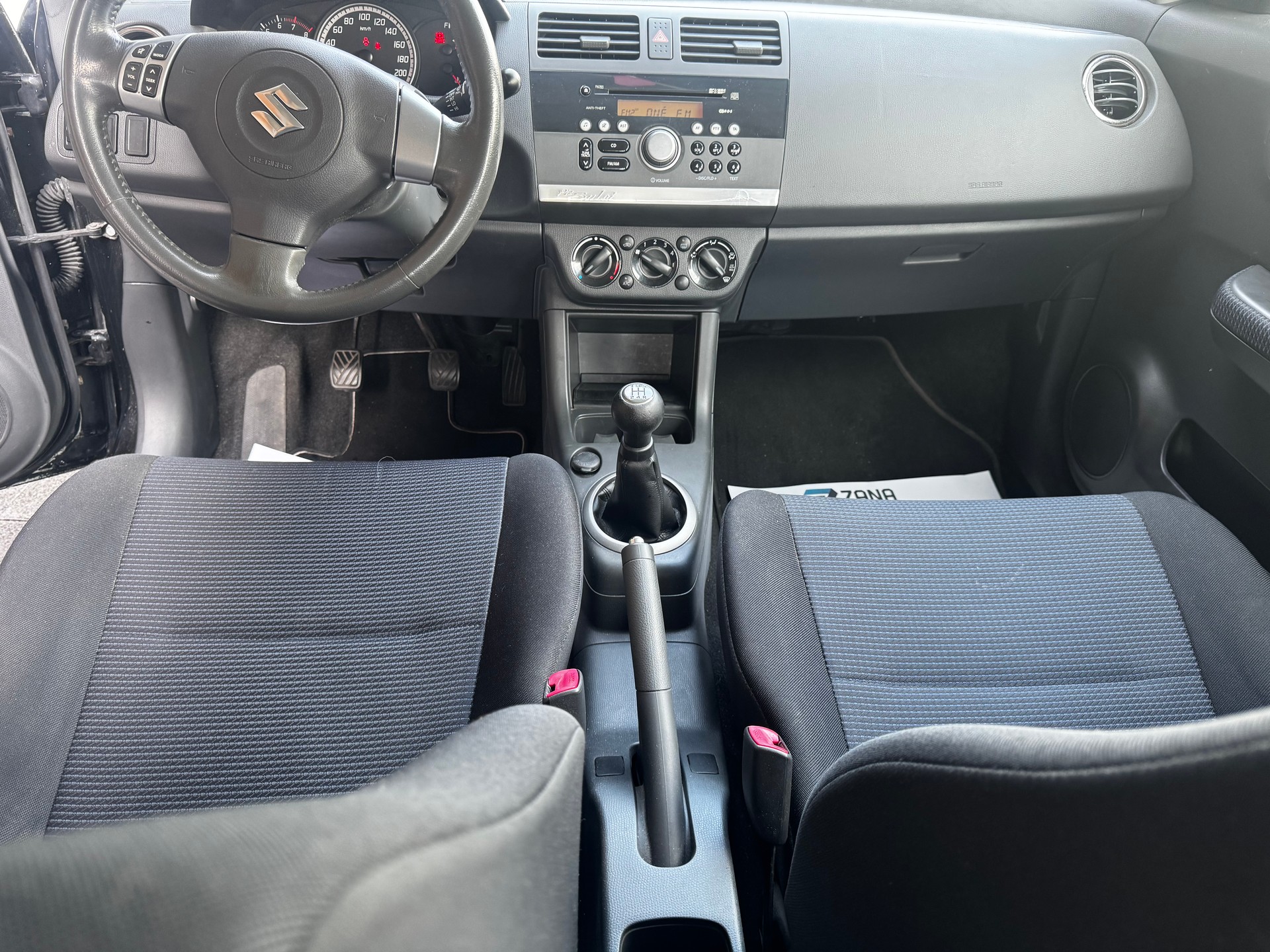 SUZUKI Swift 1.3i 16V GL Top 4x4-image-8