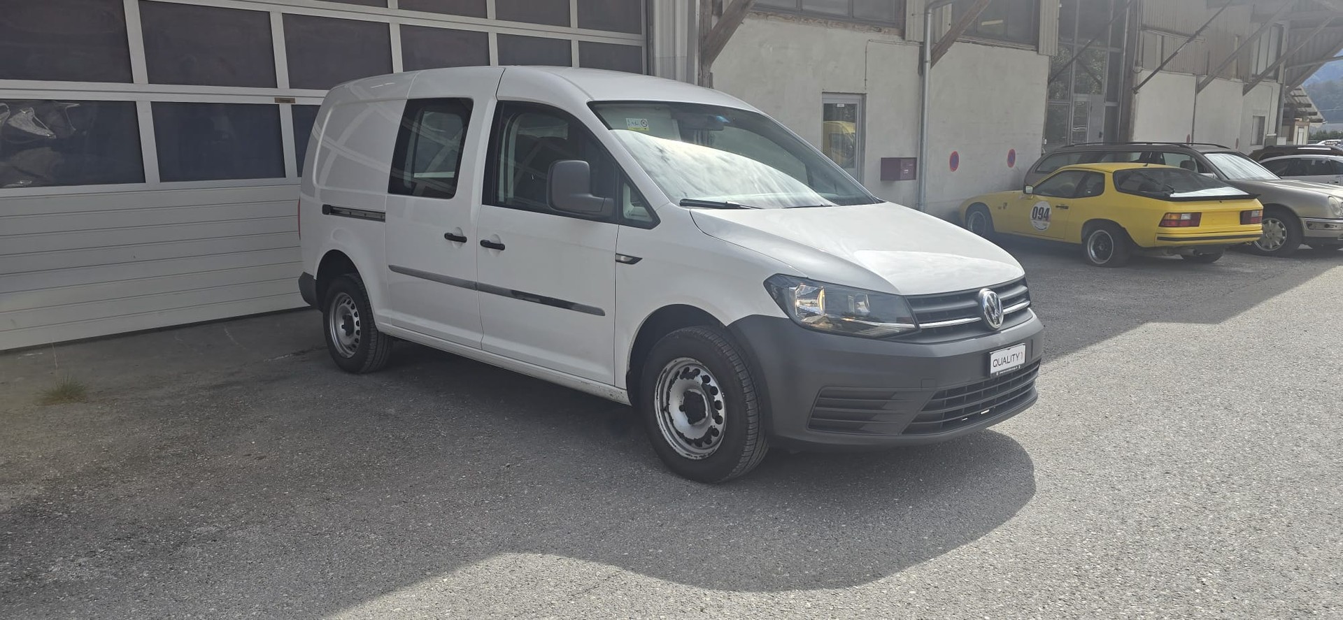 VW Caddy Maxi 2.0TDI BlueMotion Technology-image-2