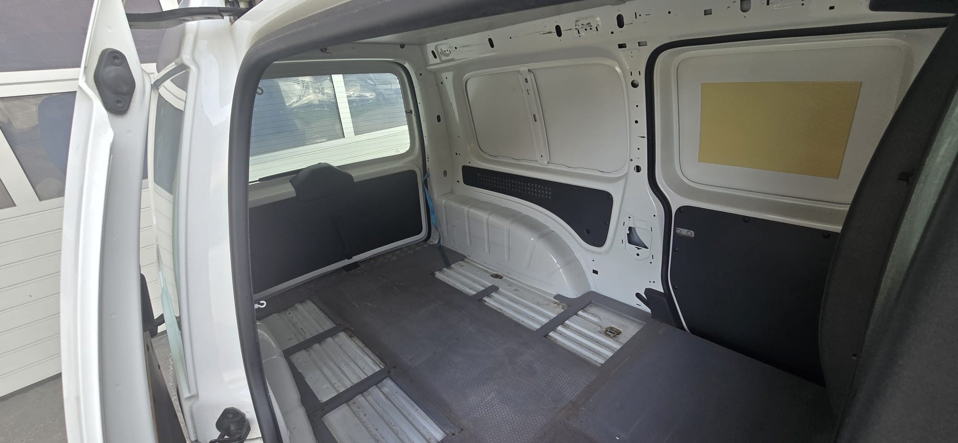VW Caddy Maxi 2.0TDI BlueMotion Technology-image-11