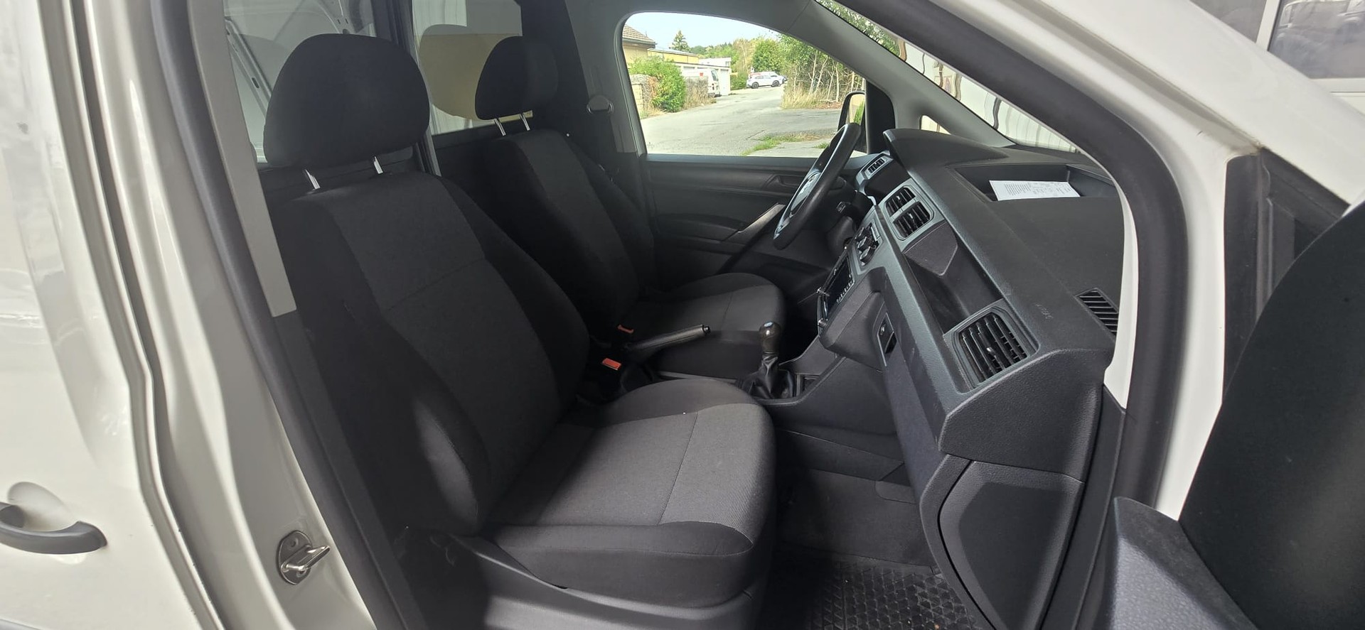 VW Caddy Maxi 2.0TDI BlueMotion Technology-image-8