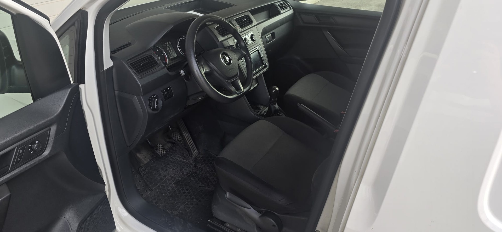 VW Caddy Maxi 2.0TDI BlueMotion Technology-image-6