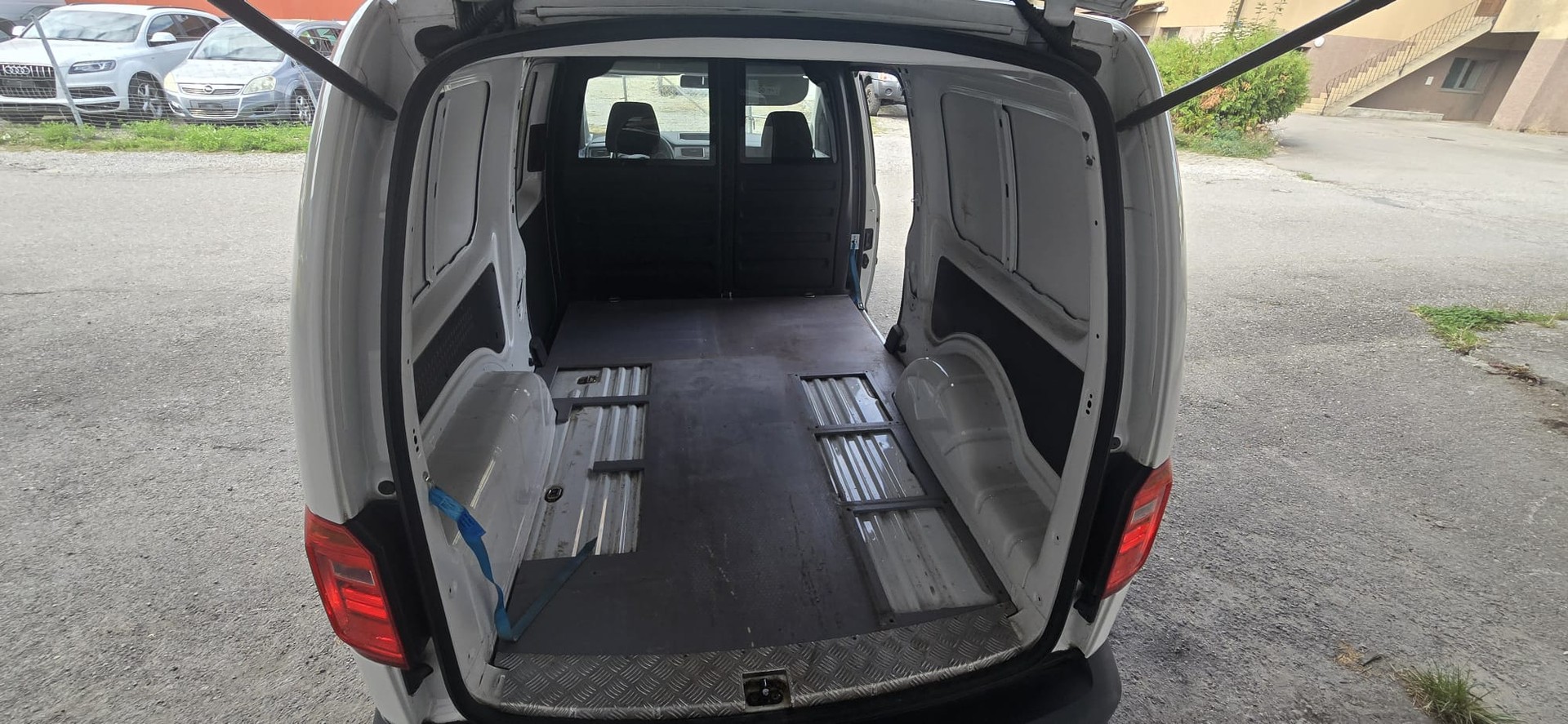 VW Caddy Maxi 2.0TDI BlueMotion Technology-image-9