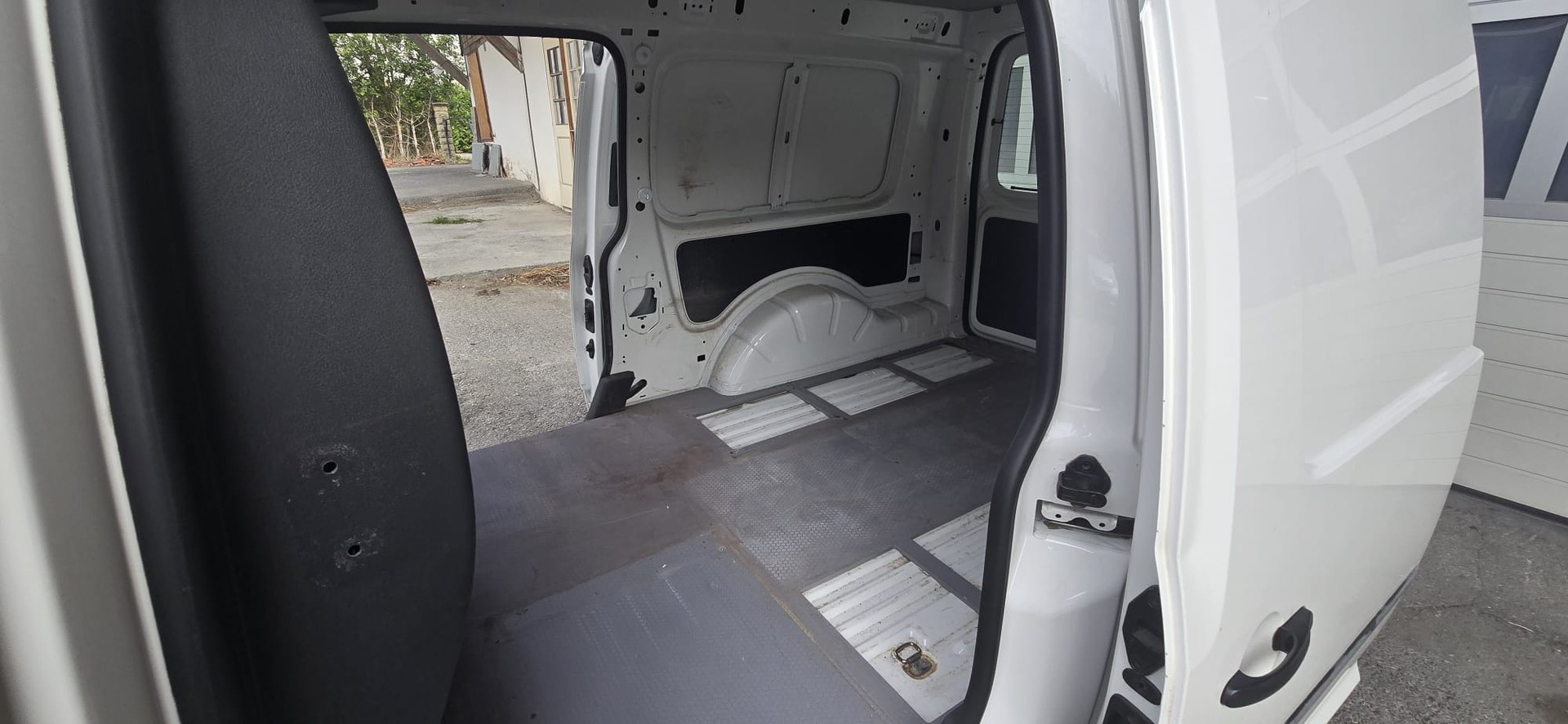 VW Caddy Maxi 2.0TDI BlueMotion Technology-image-10
