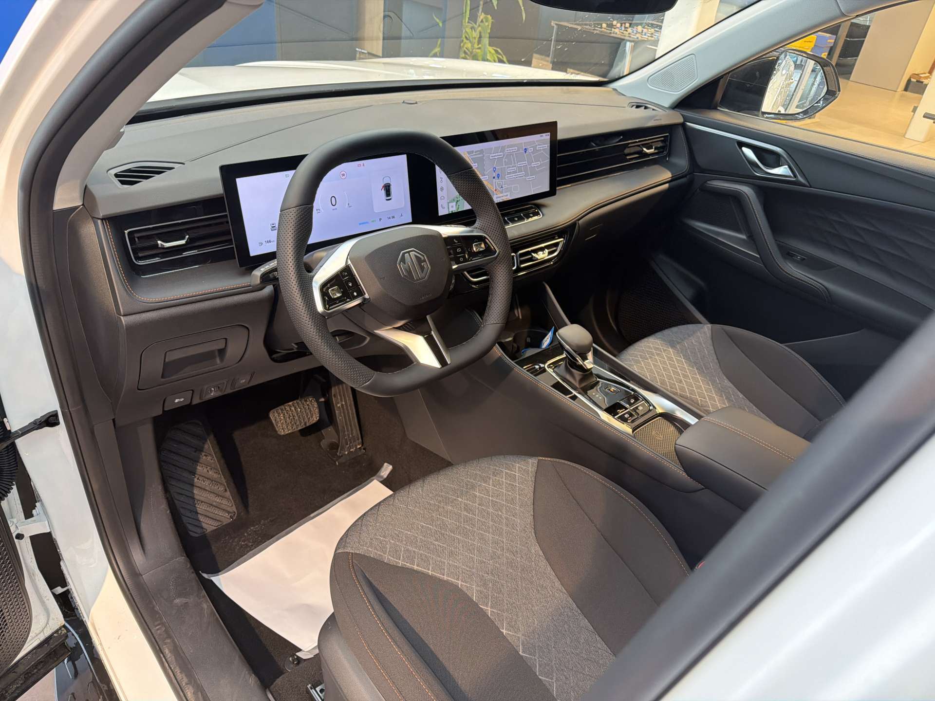 MG HS 1.5 T PHEV Comfort 272PS Automat-image-5
