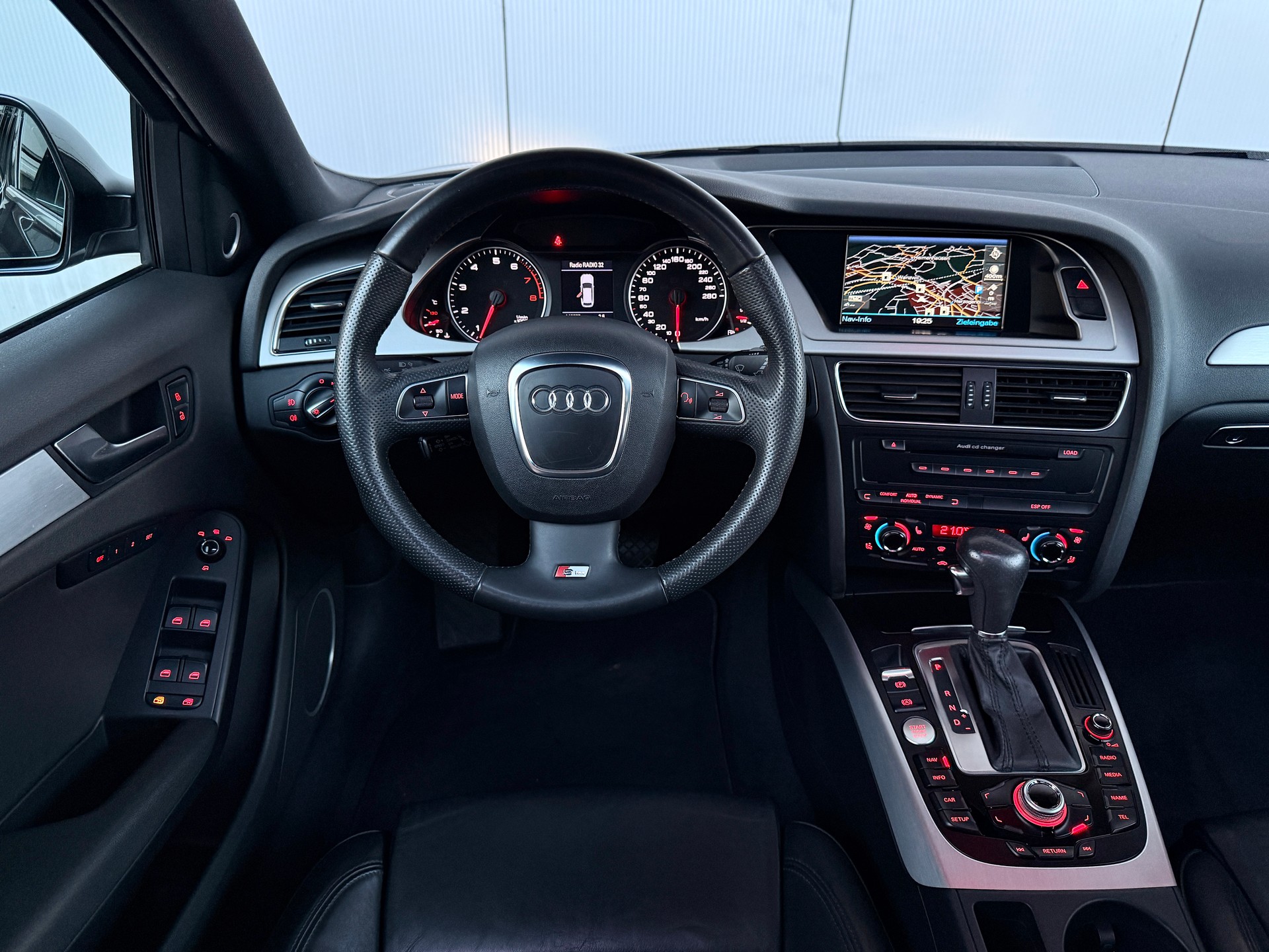AUDI A4 Avant 3.2 FSI quattro tiptronic-image-8