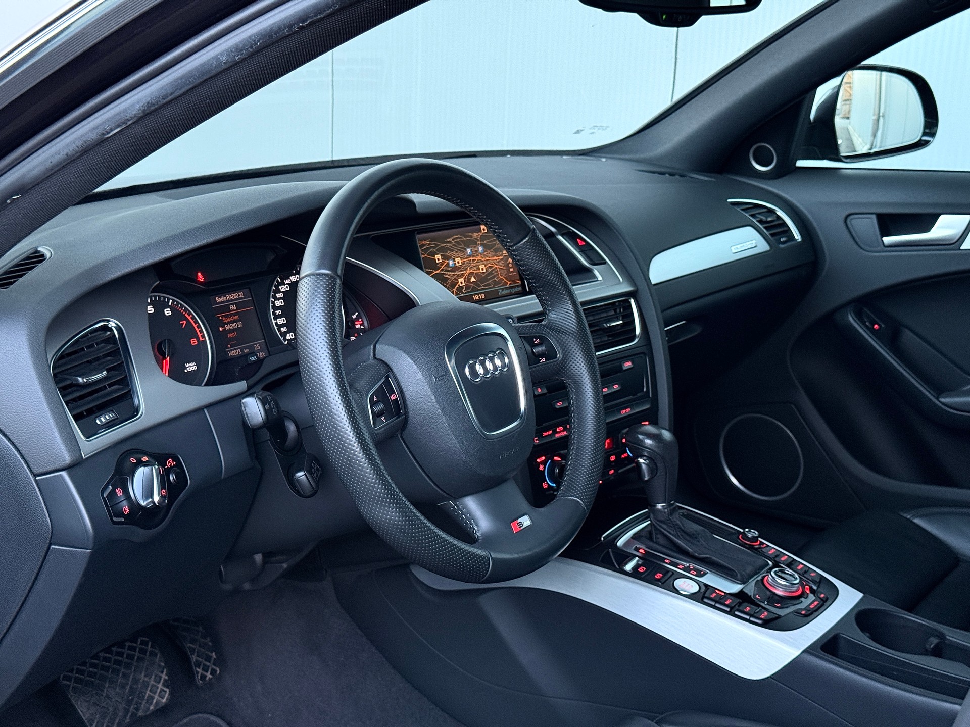 AUDI A4 Avant 3.2 FSI quattro tiptronic-image-9