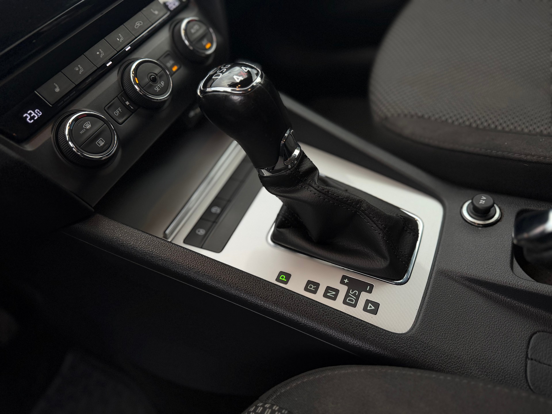 SKODA Octavia Combi 2.0 TDI Ambition 4x4 DSG-image-8