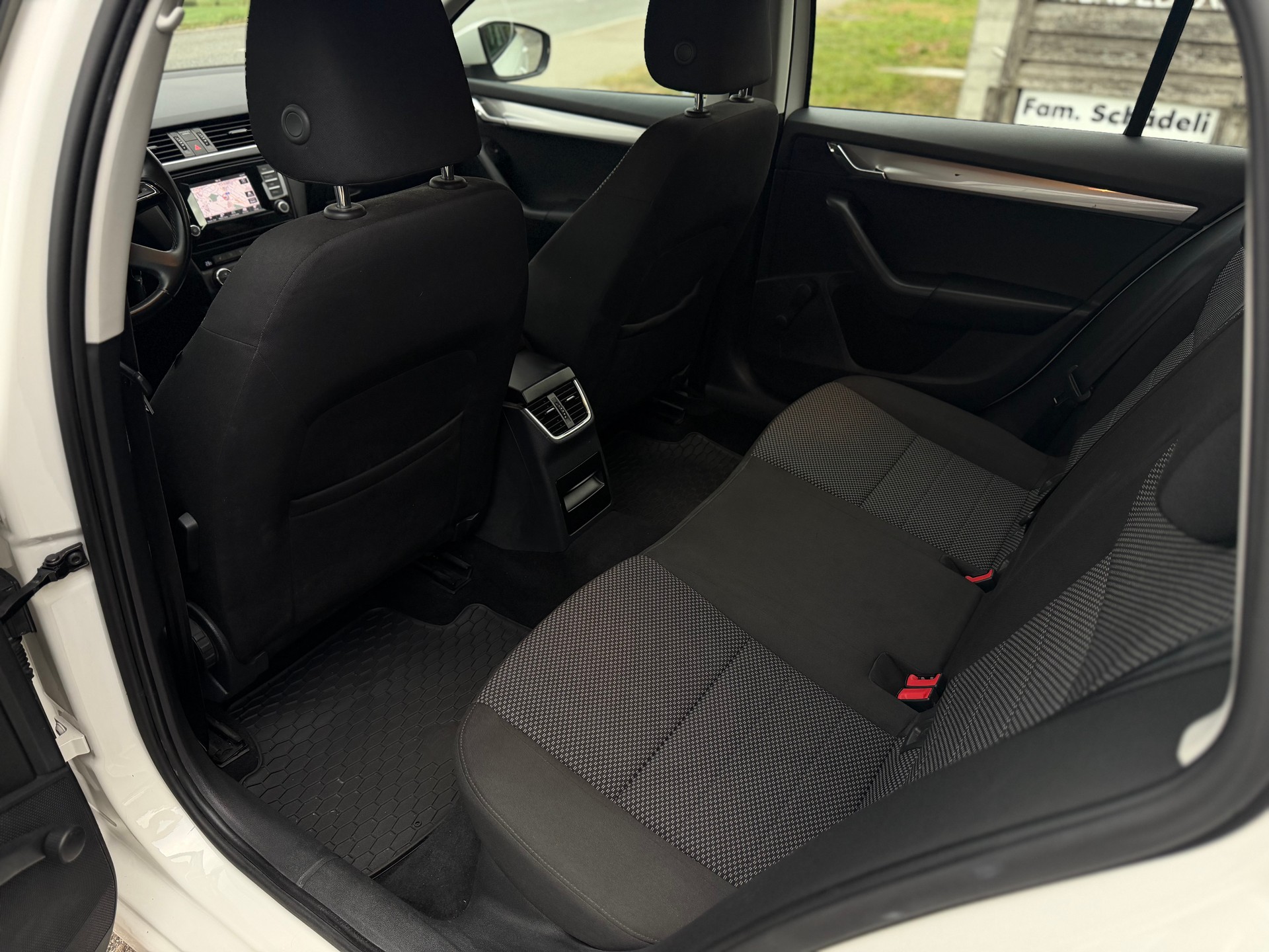 SKODA Octavia Combi 2.0 TDI Ambition 4x4 DSG-image-13