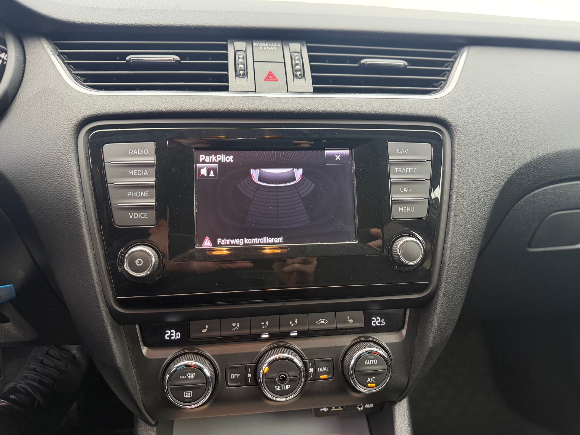 SKODA Octavia Combi 2.0 TDI Ambition 4x4 DSG-image-9
