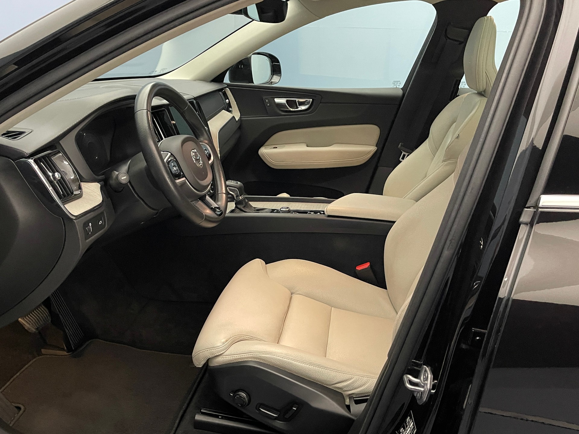 VOLVO XC60 2.0 T5 Inscription AWD-showroom-element-3