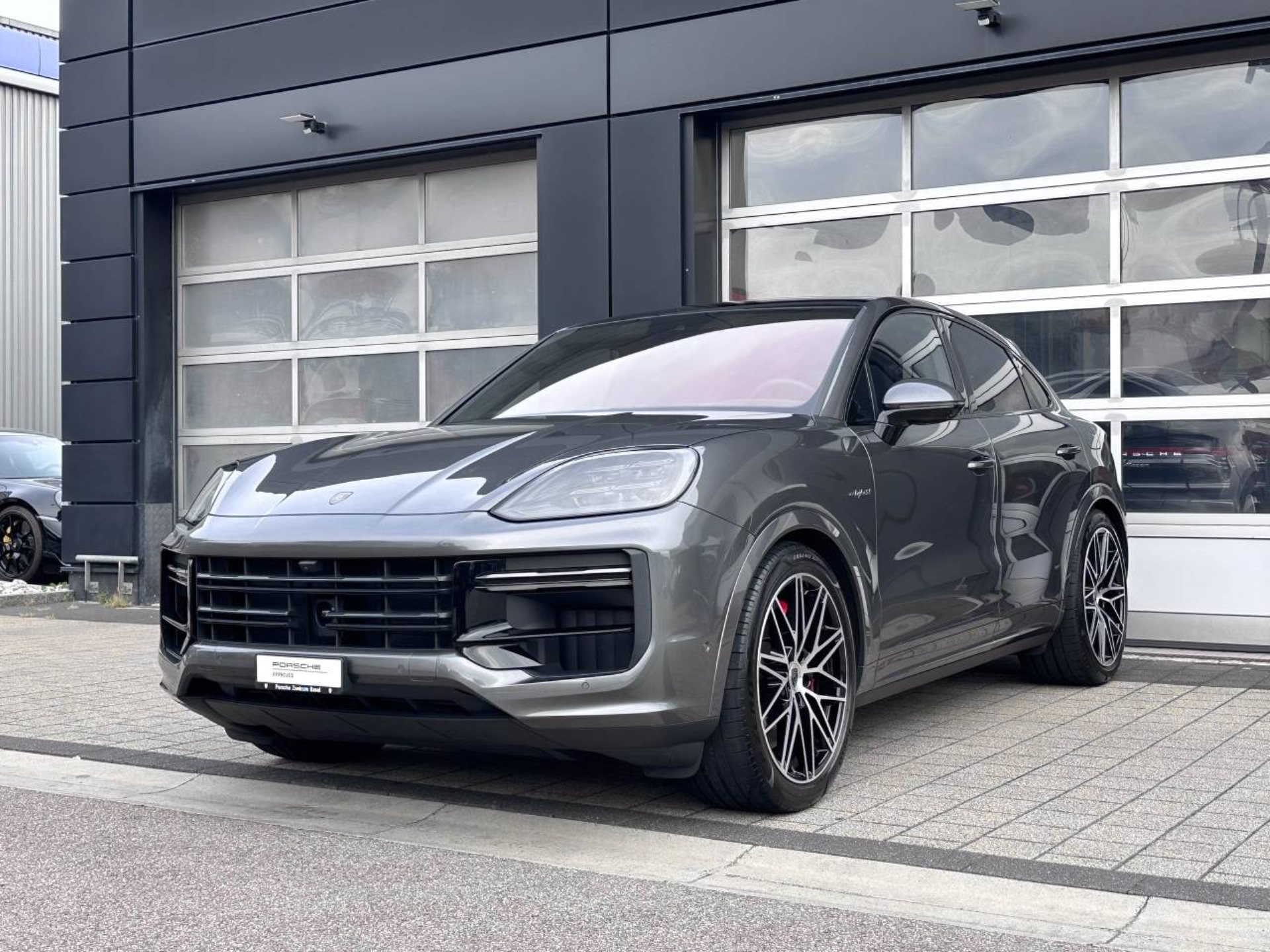 PORSCHE Cayenne Turbo E-Hybrid Coupé-image-9