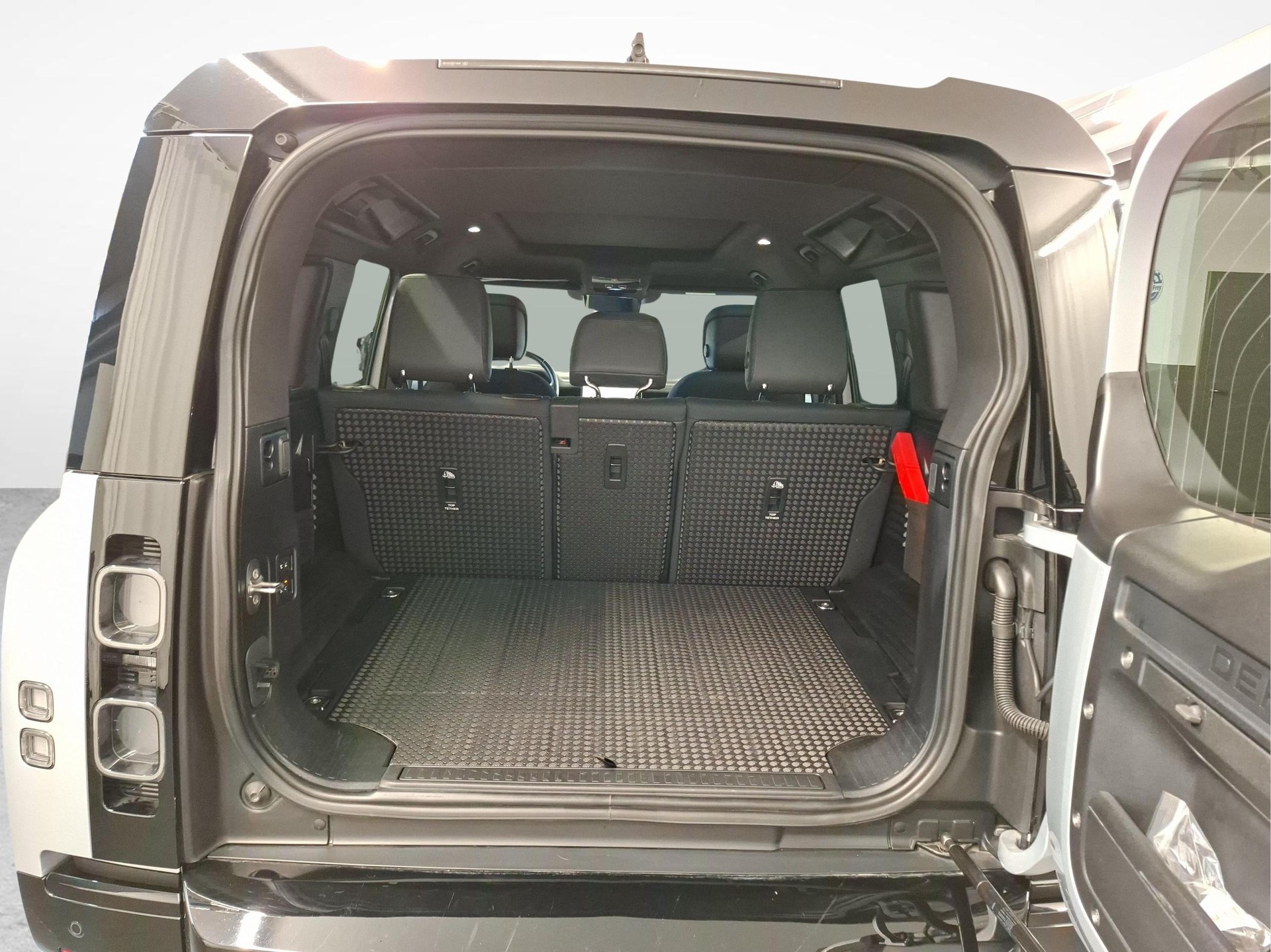LAND ROVER Defender 110 3.0 D I6 300 X ( mit Standheizung )-image-11