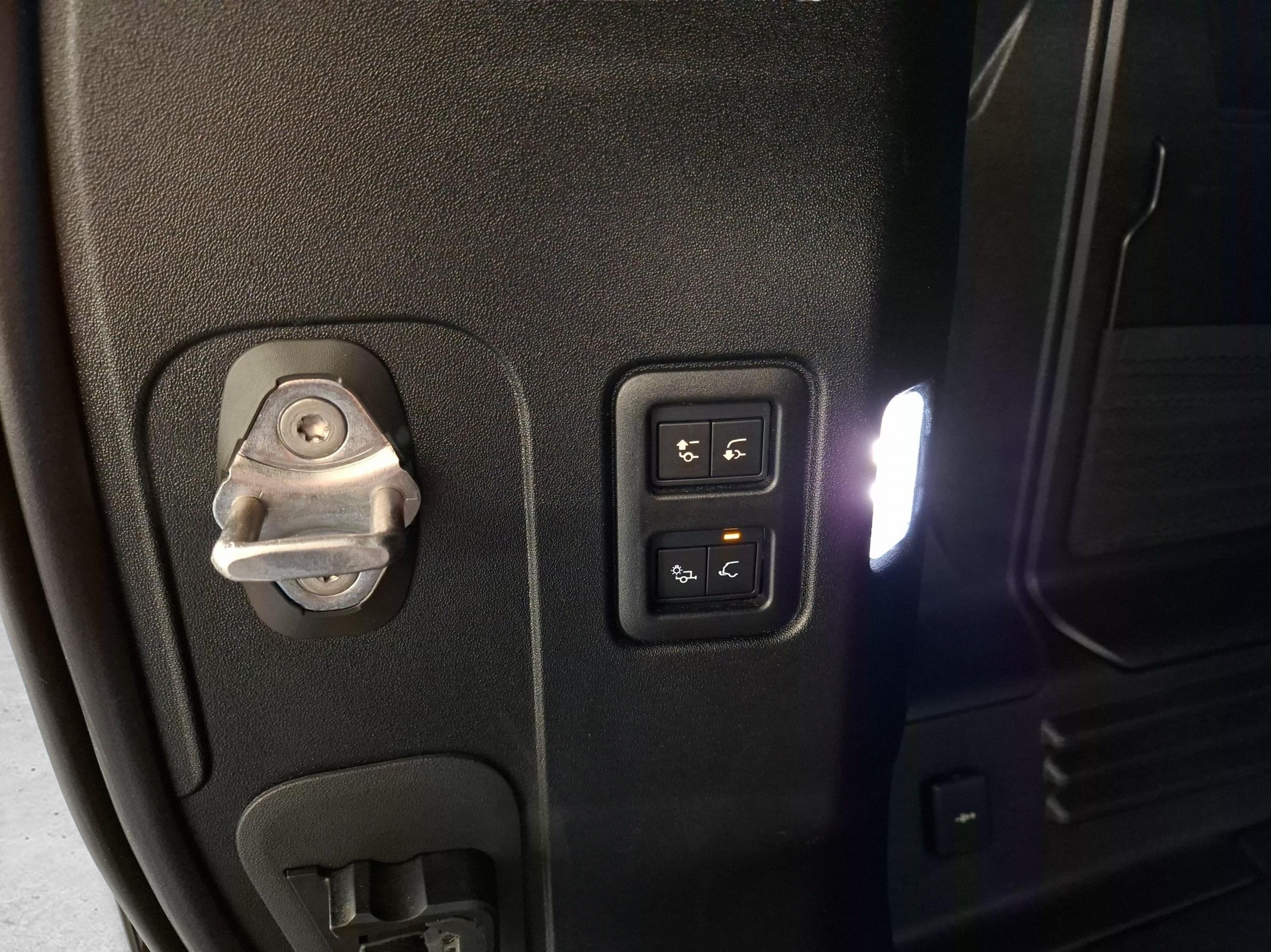 LAND ROVER Defender 110 3.0 D I6 300 X ( mit Standheizung )-image-17