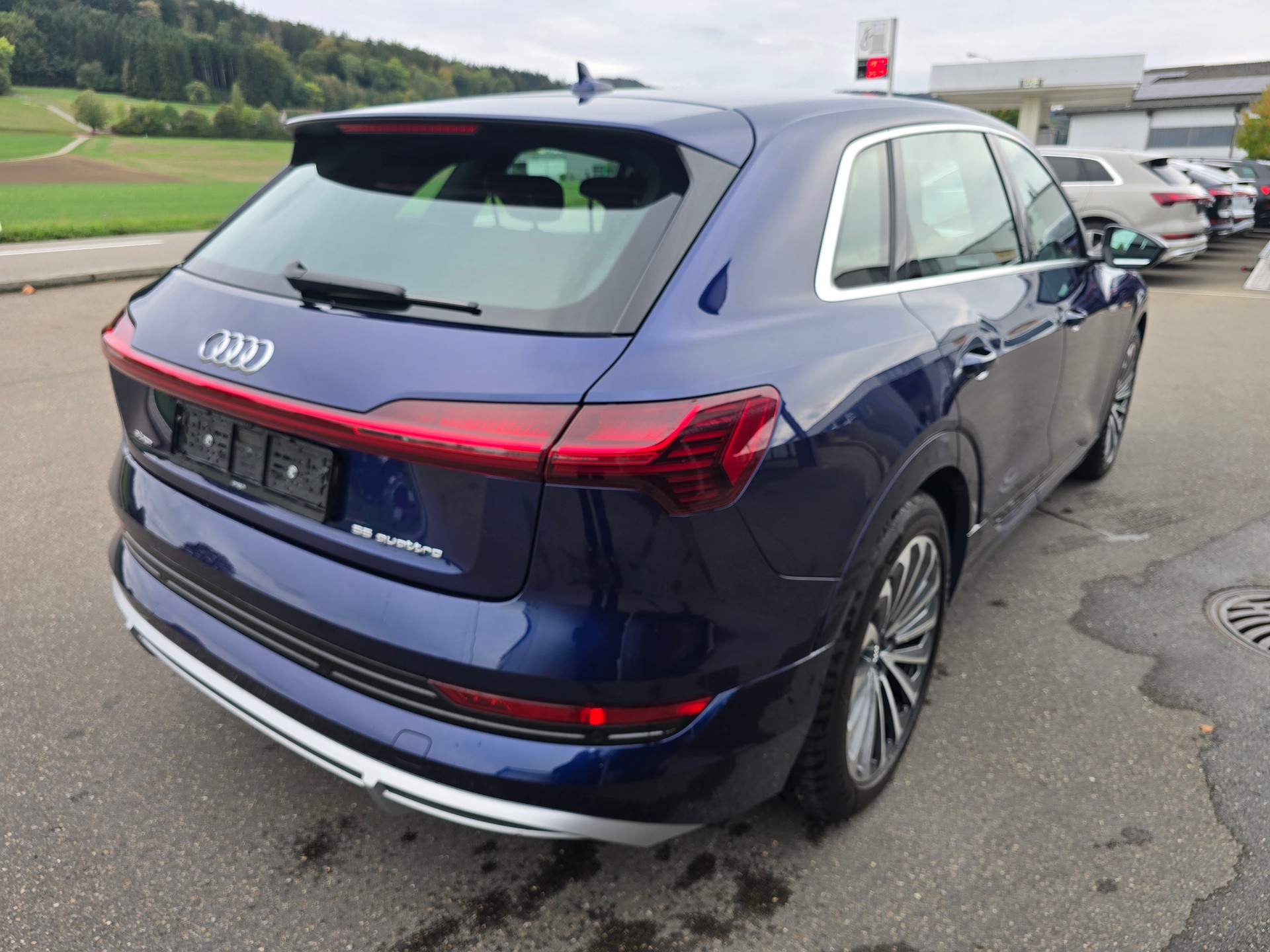 AUDI e-tron 55 S Line quattro-image-4