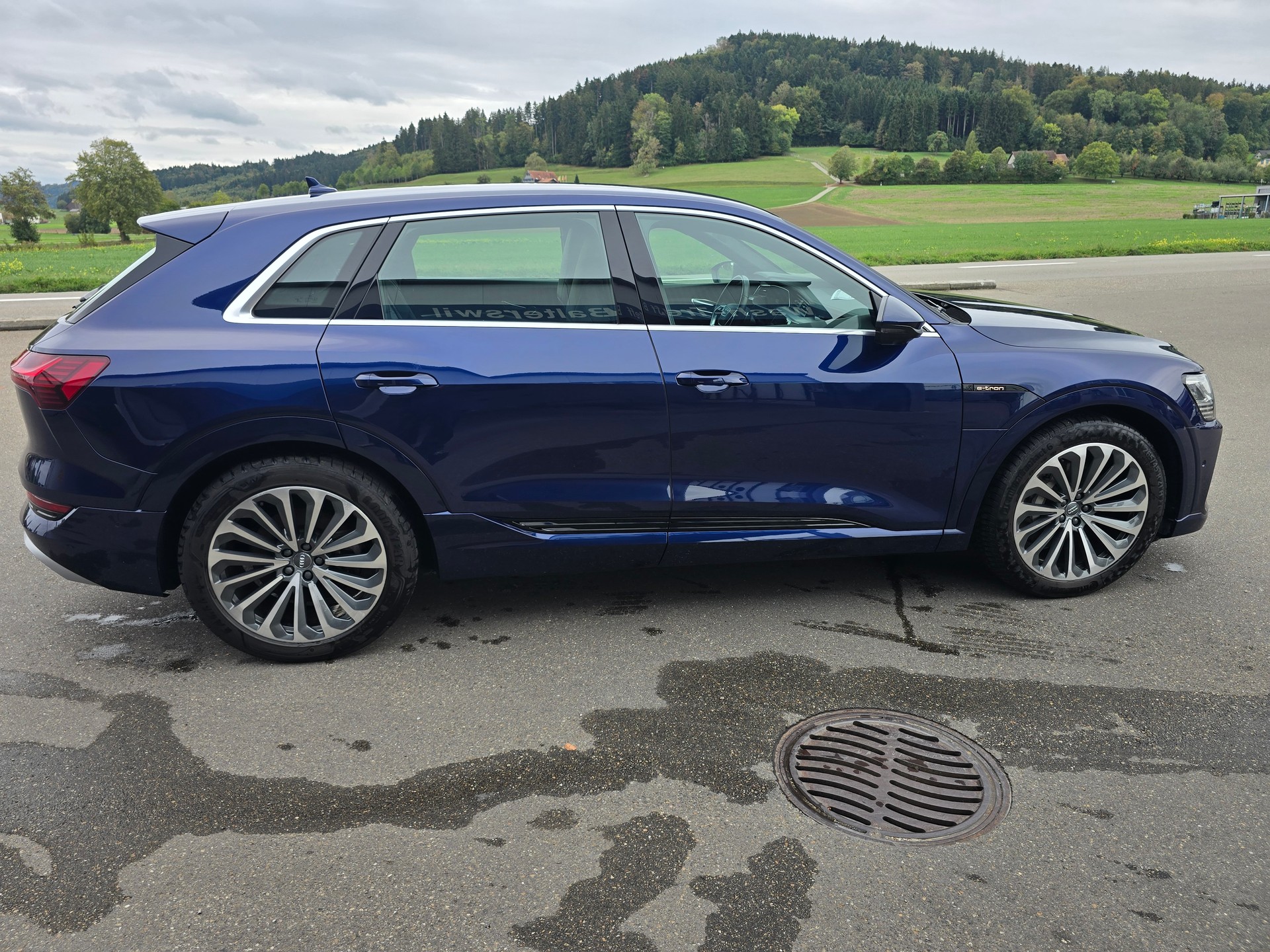 AUDI e-tron 55 S Line quattro-image-5
