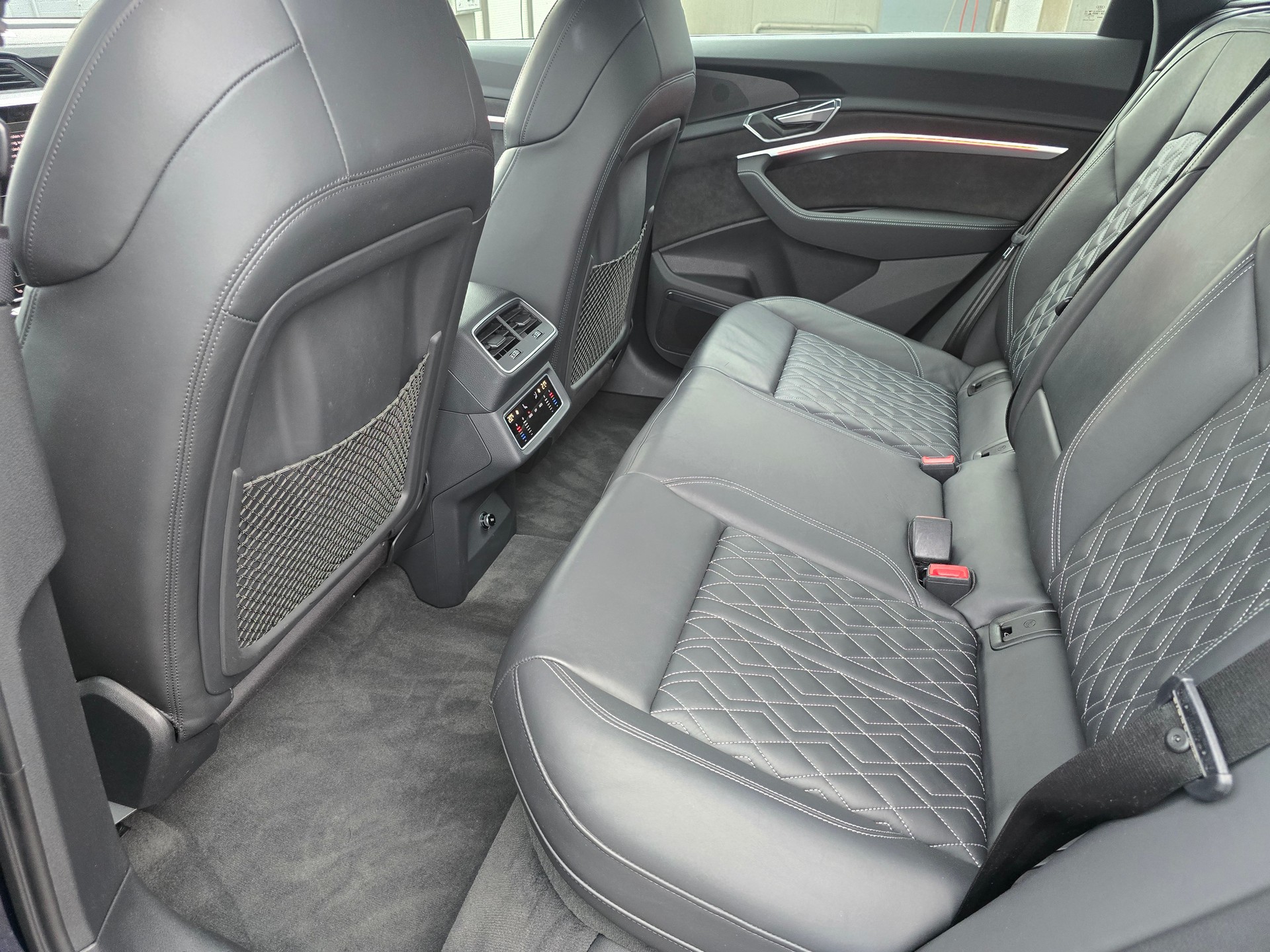 AUDI e-tron 55 S Line quattro-image-8
