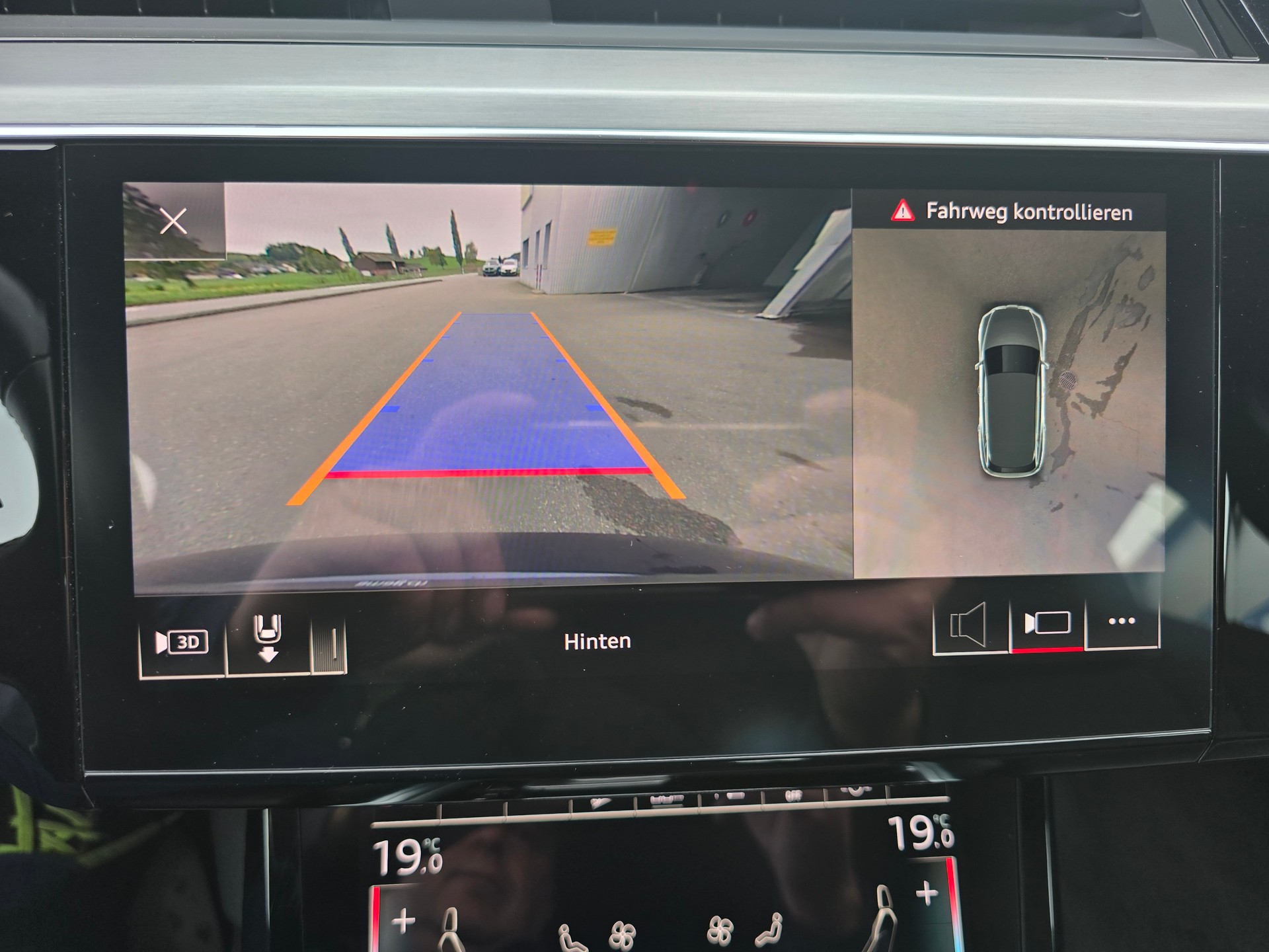 AUDI e-tron 55 S Line quattro-image-13