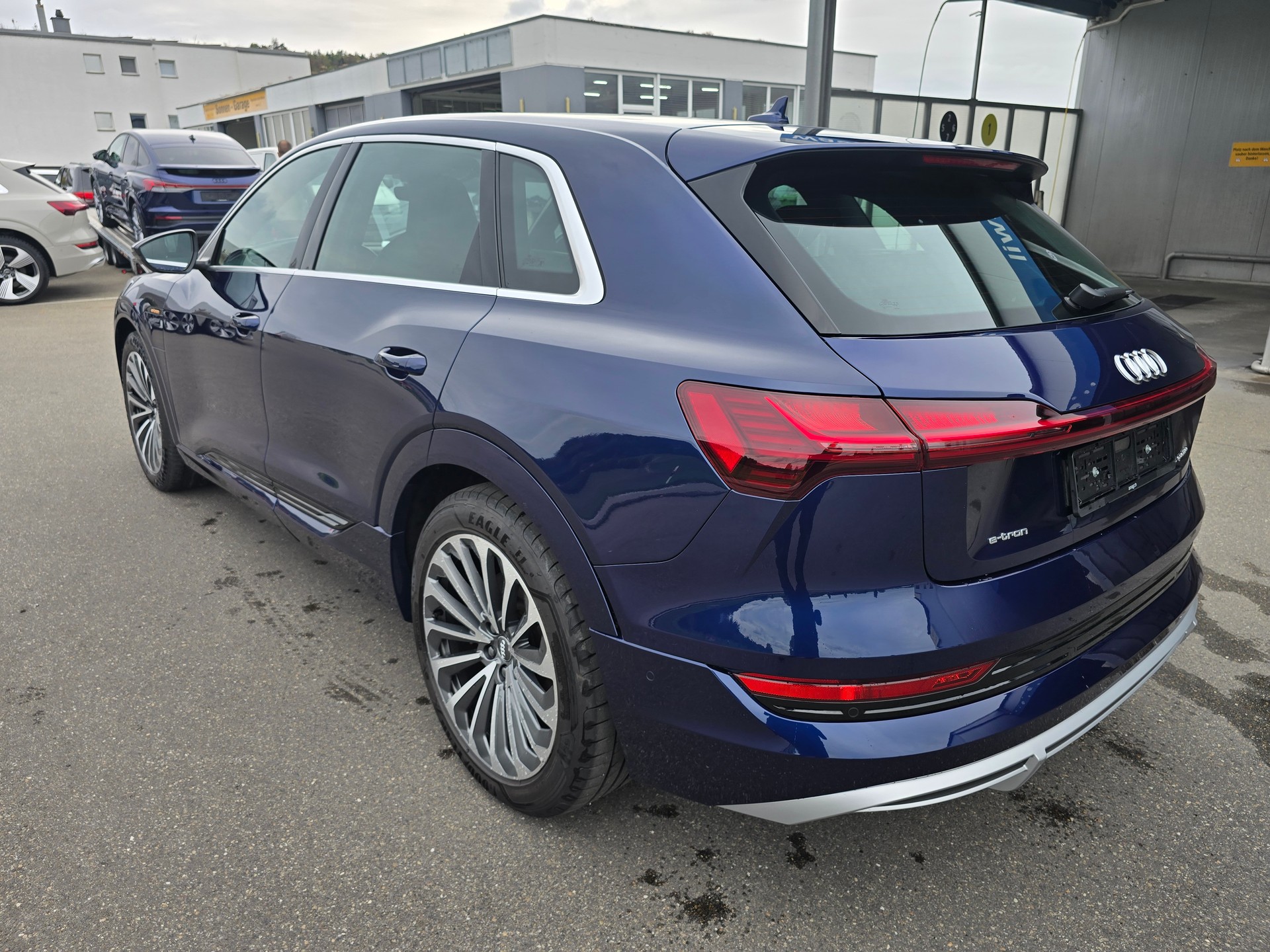 AUDI e-tron 55 S Line quattro-image-3