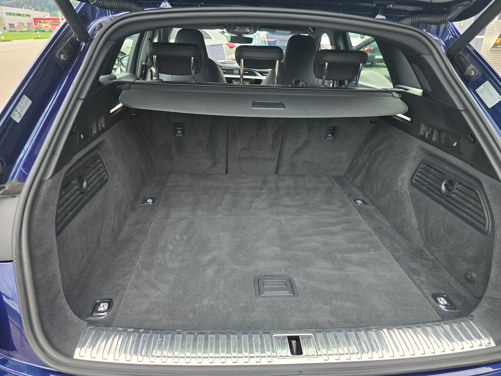 AUDI e-tron 55 S Line quattro-image-11