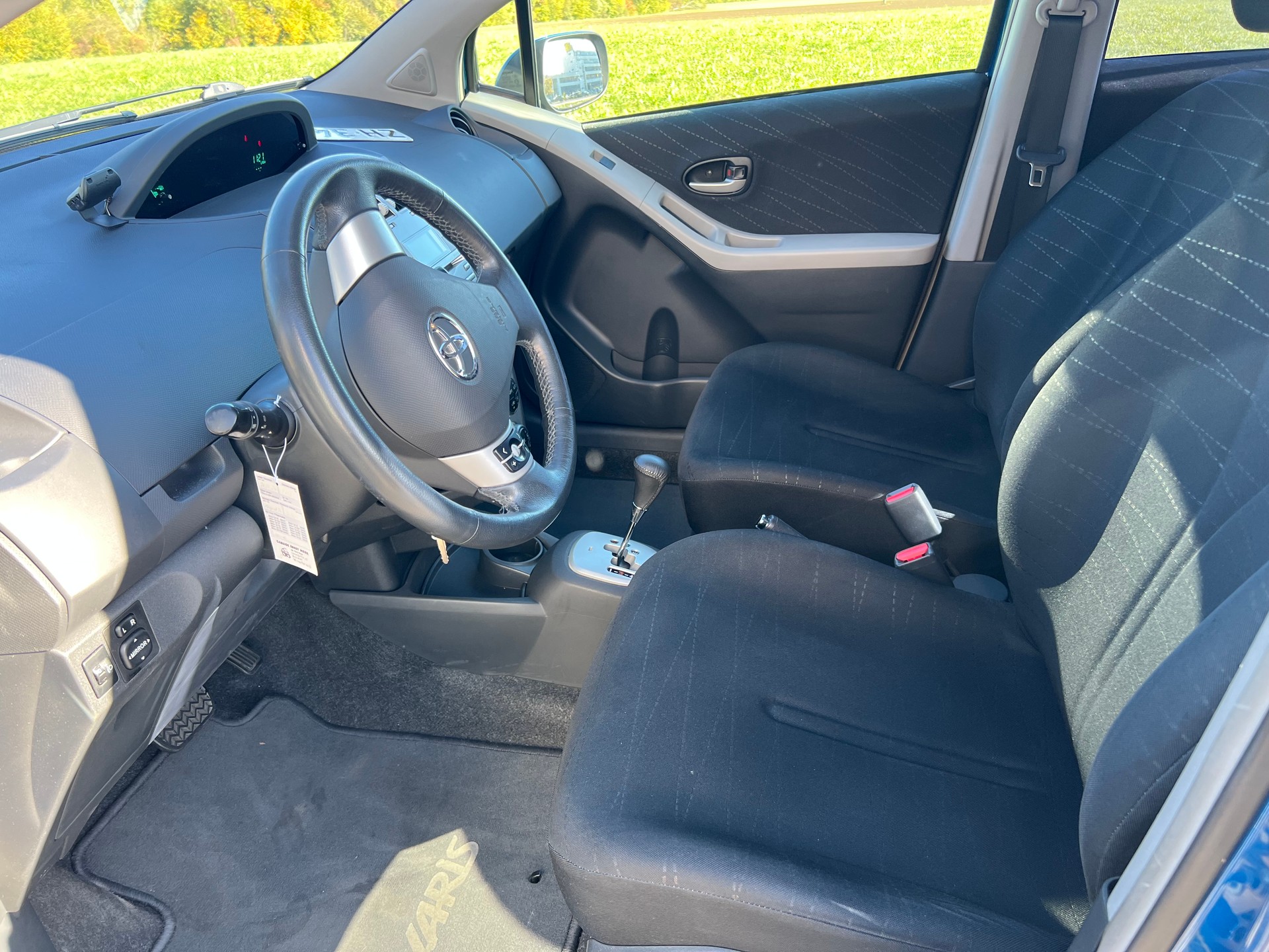 TOYOTA Yaris 1.3 Linea Sol-image-5