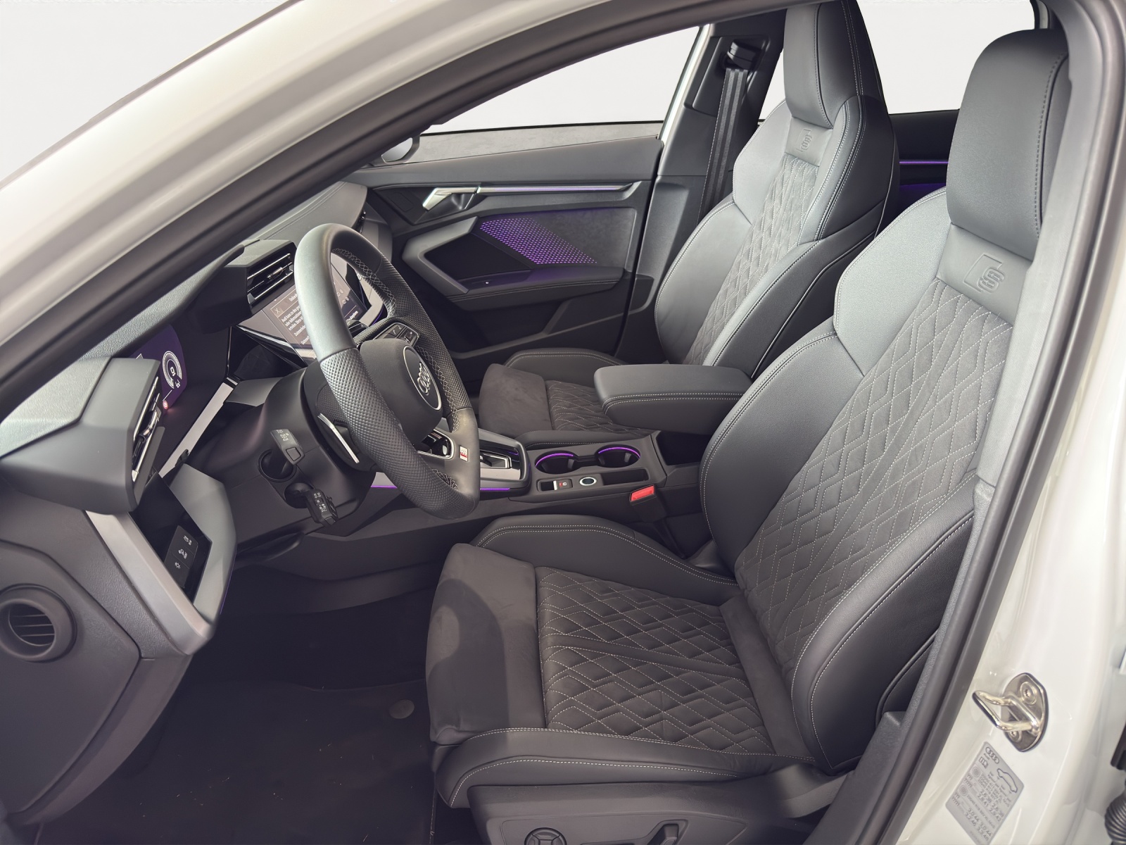 AUDI A3 Sportback 45 TFSI e S line-image-4