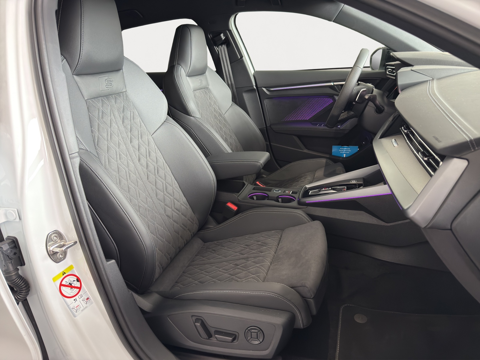 AUDI A3 Sportback 45 TFSI e S line-image-6