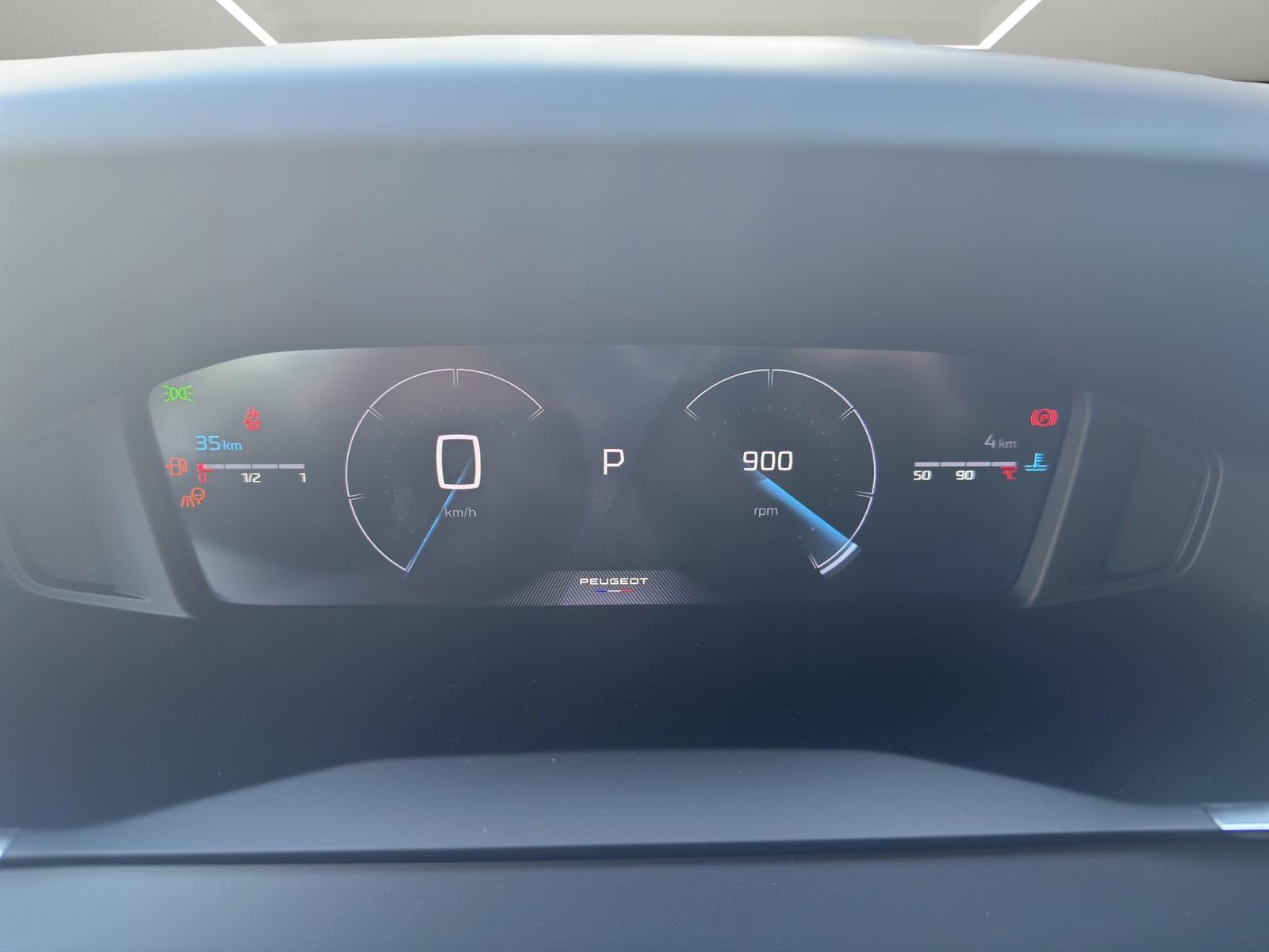 PEUGEOT 2008 1.2 Hybrid 145 Allure Premium-image-11