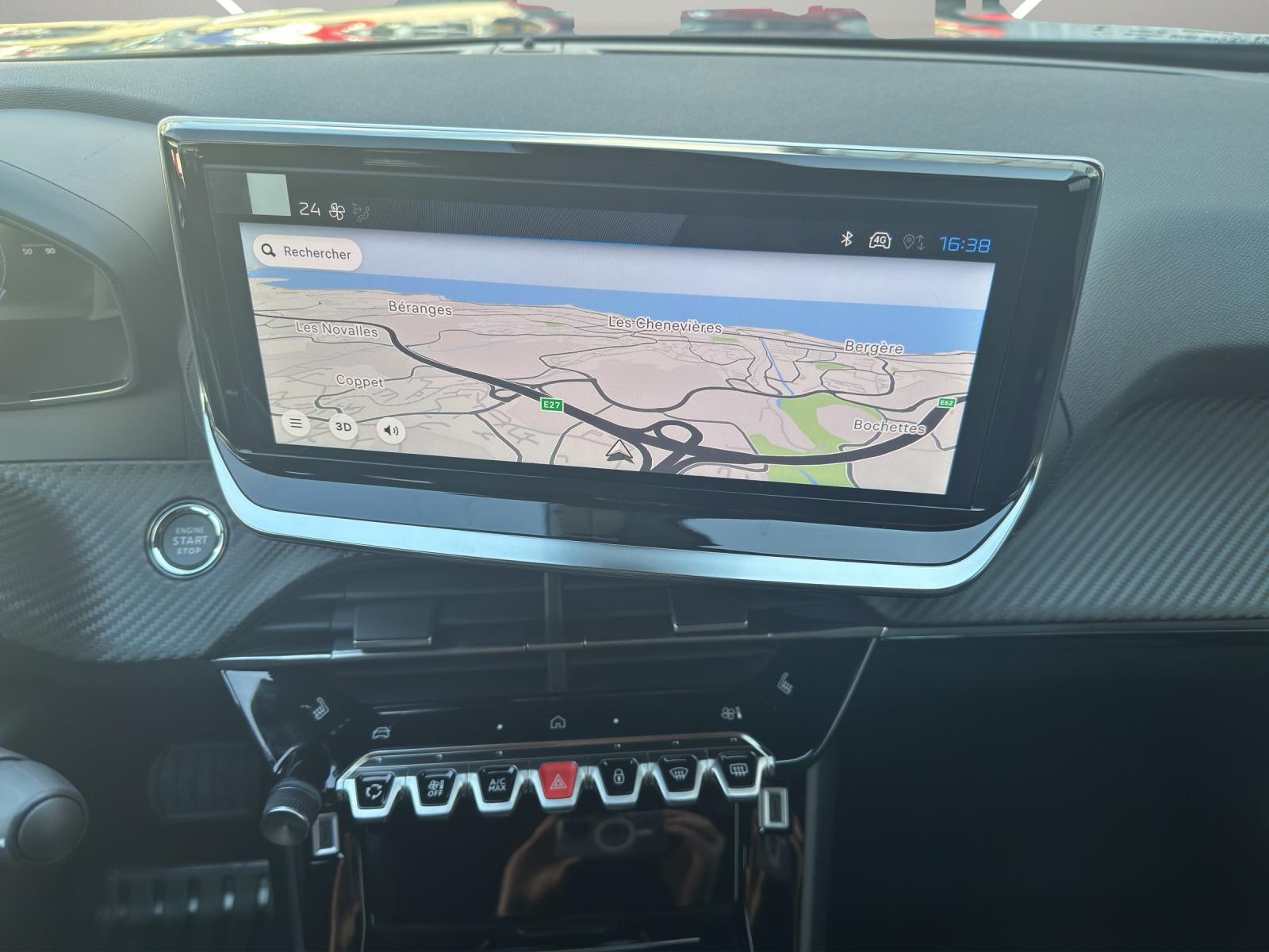 PEUGEOT 2008 1.2 Hybrid 145 Allure Premium-image-14