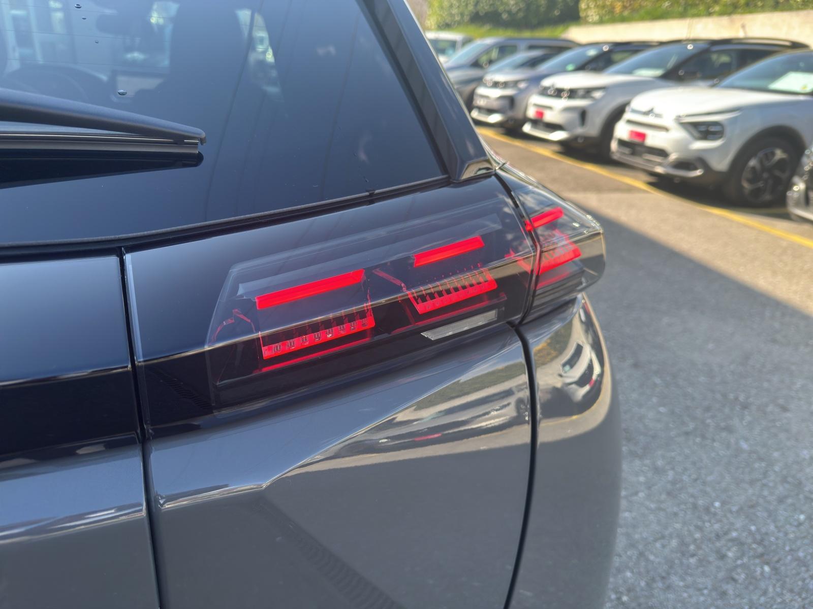 PEUGEOT 2008 1.2 Hybrid 145 Allure Premium-image-17