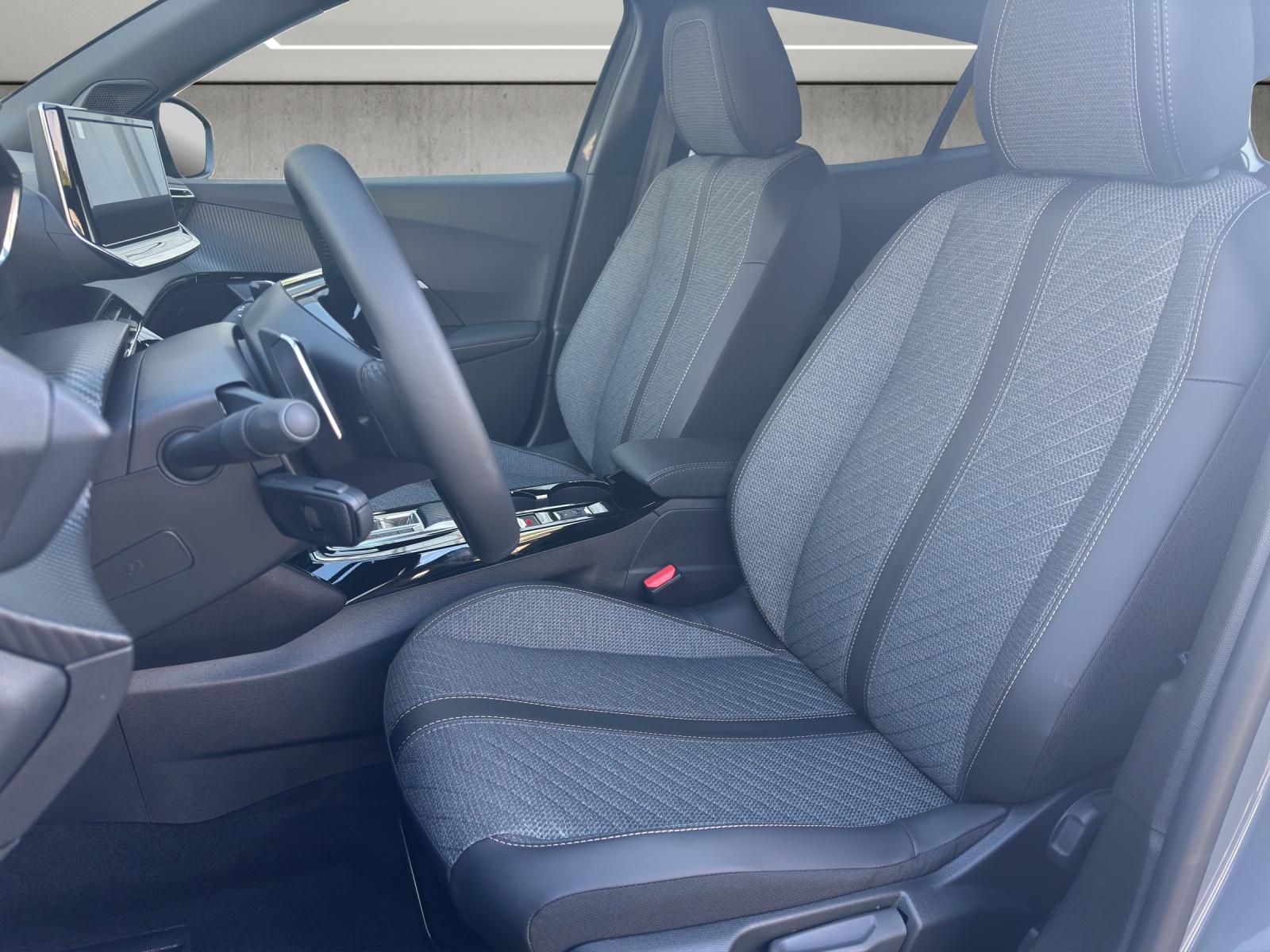 PEUGEOT 2008 1.2 Hybrid 145 Allure Premium-image-7