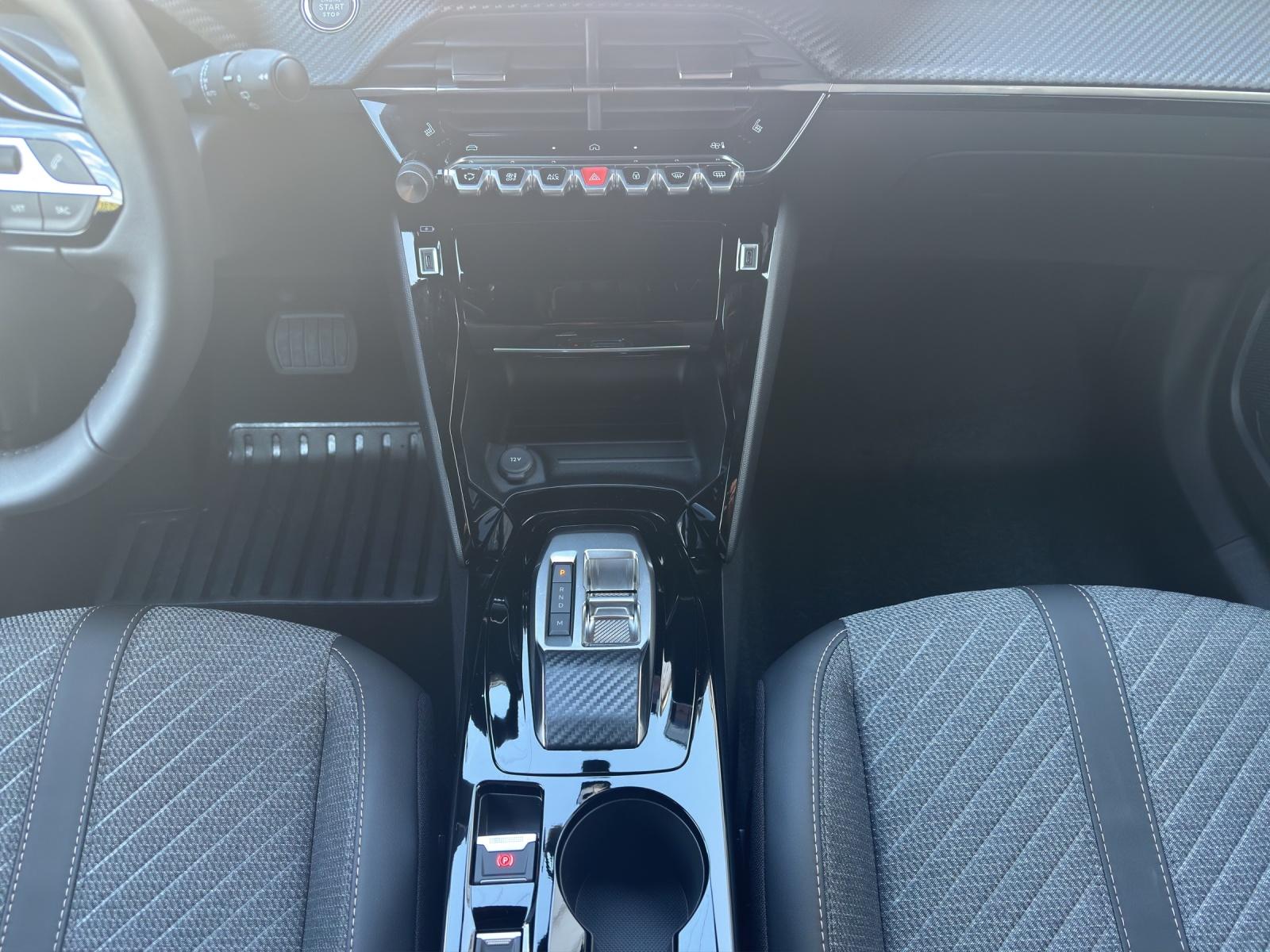 PEUGEOT 2008 1.2 Hybrid 145 Allure Premium-image-15