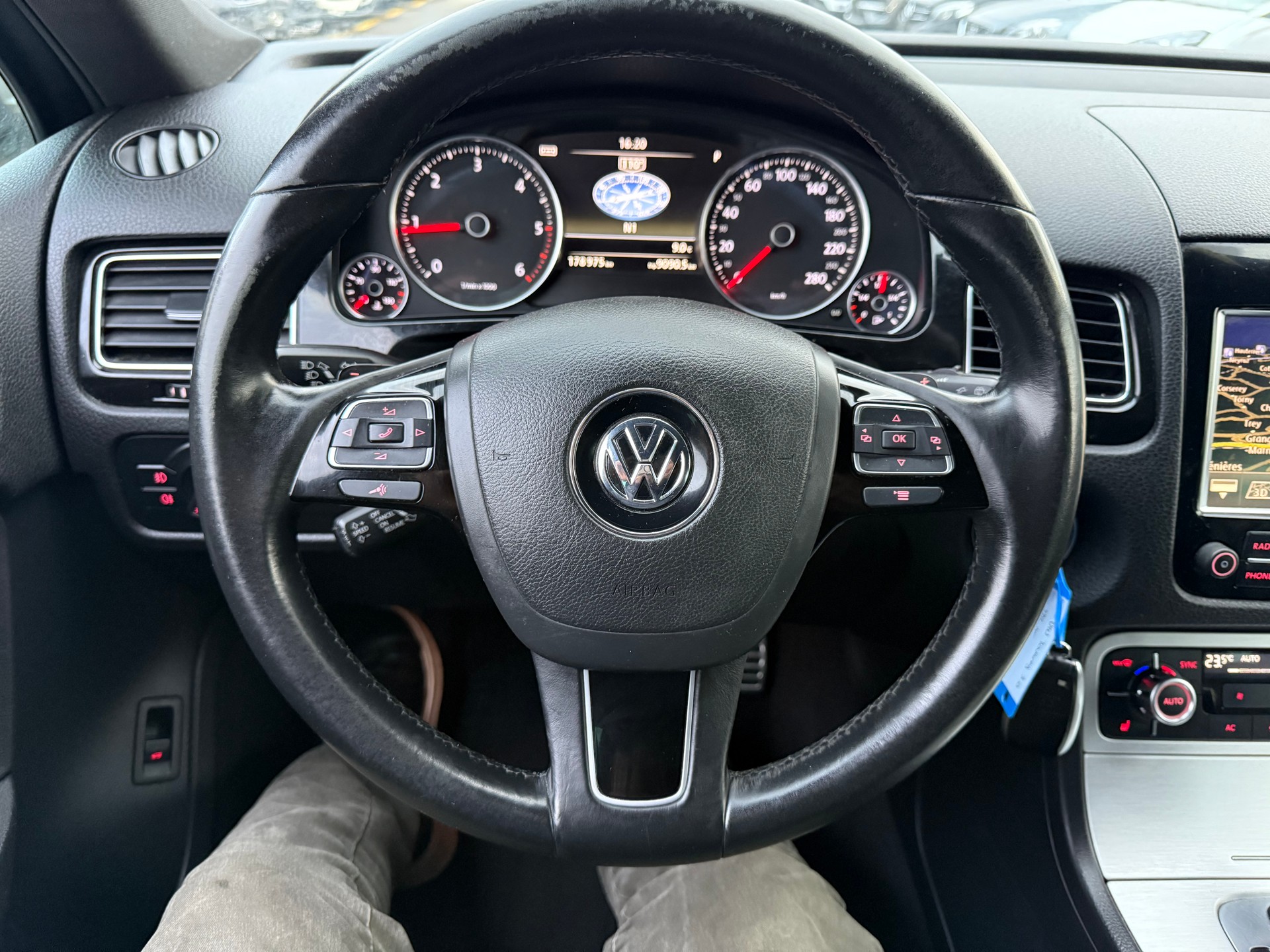 VW Touareg 3.0 TDI BlueMotion Technology Tiptronic-image-14