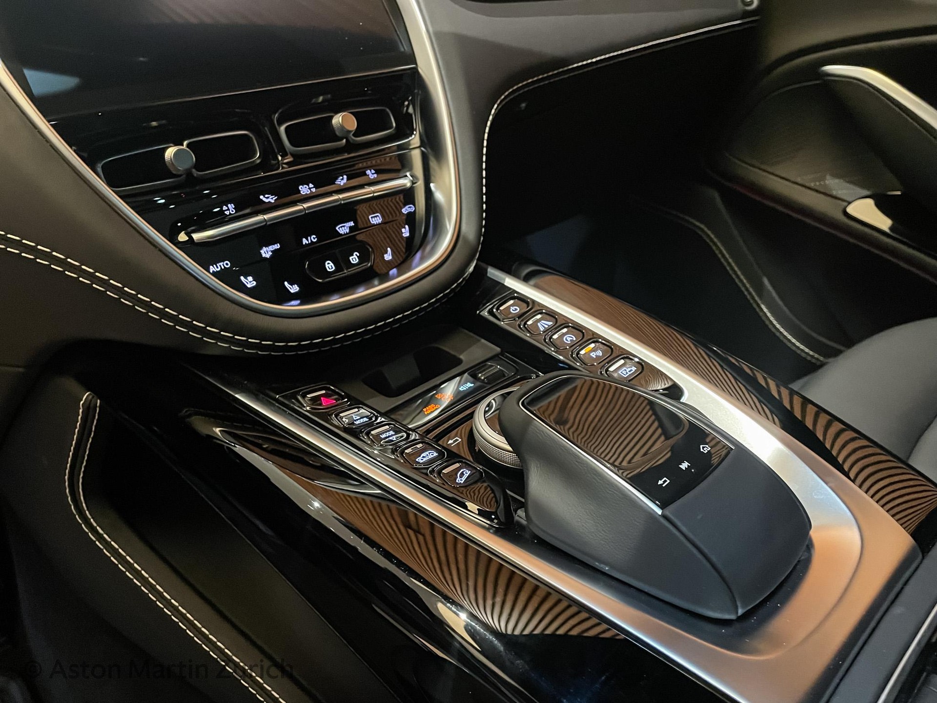 ASTON MARTIN DBX 4.0 V8 Bi-Turbo-image-12