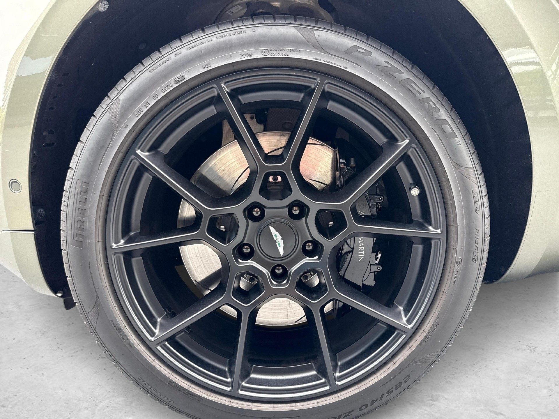 ASTON MARTIN DBX 4.0 V8 Bi-Turbo-image-11