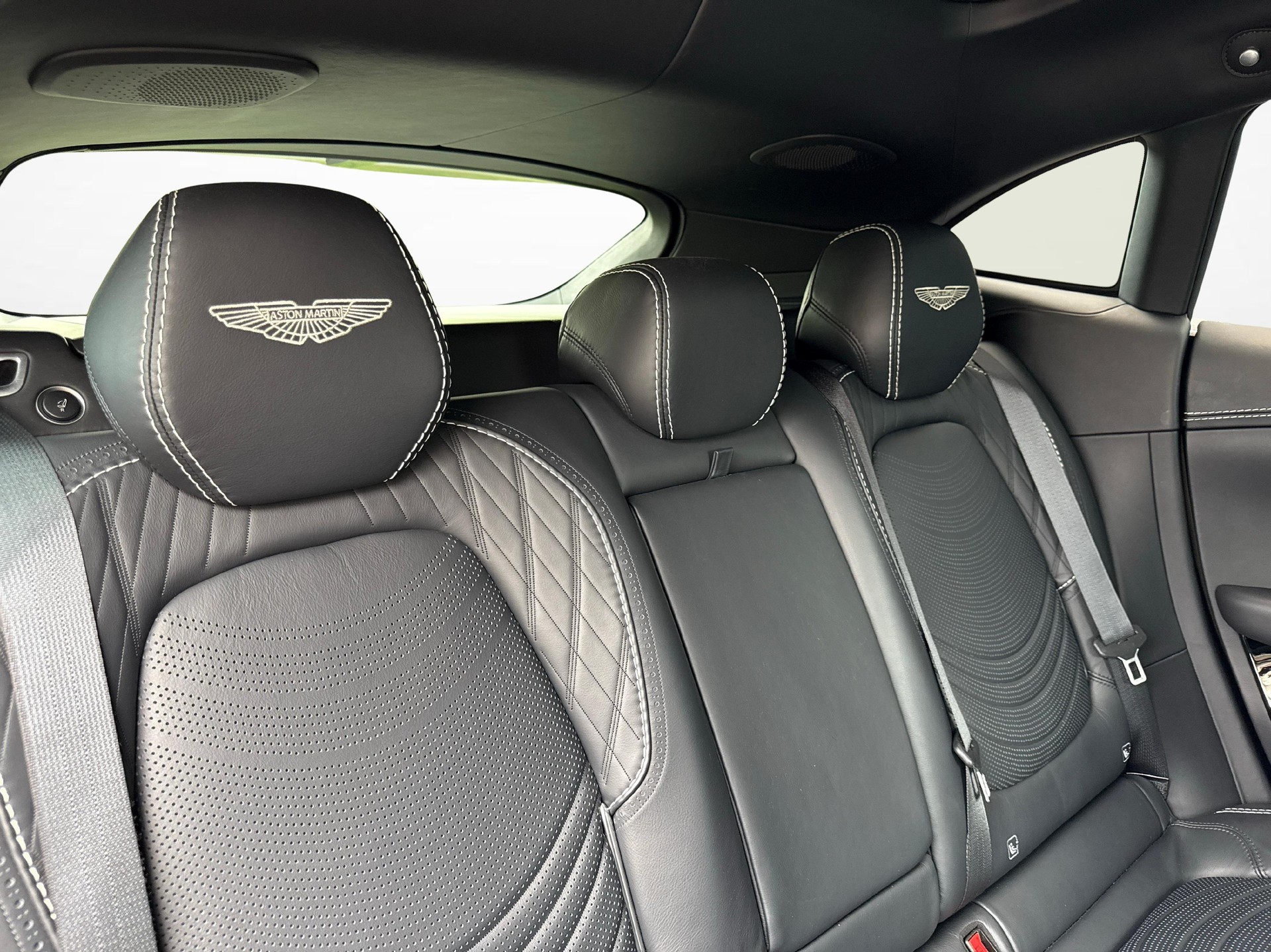 ASTON MARTIN DBX 4.0 V8 Bi-Turbo-image-9