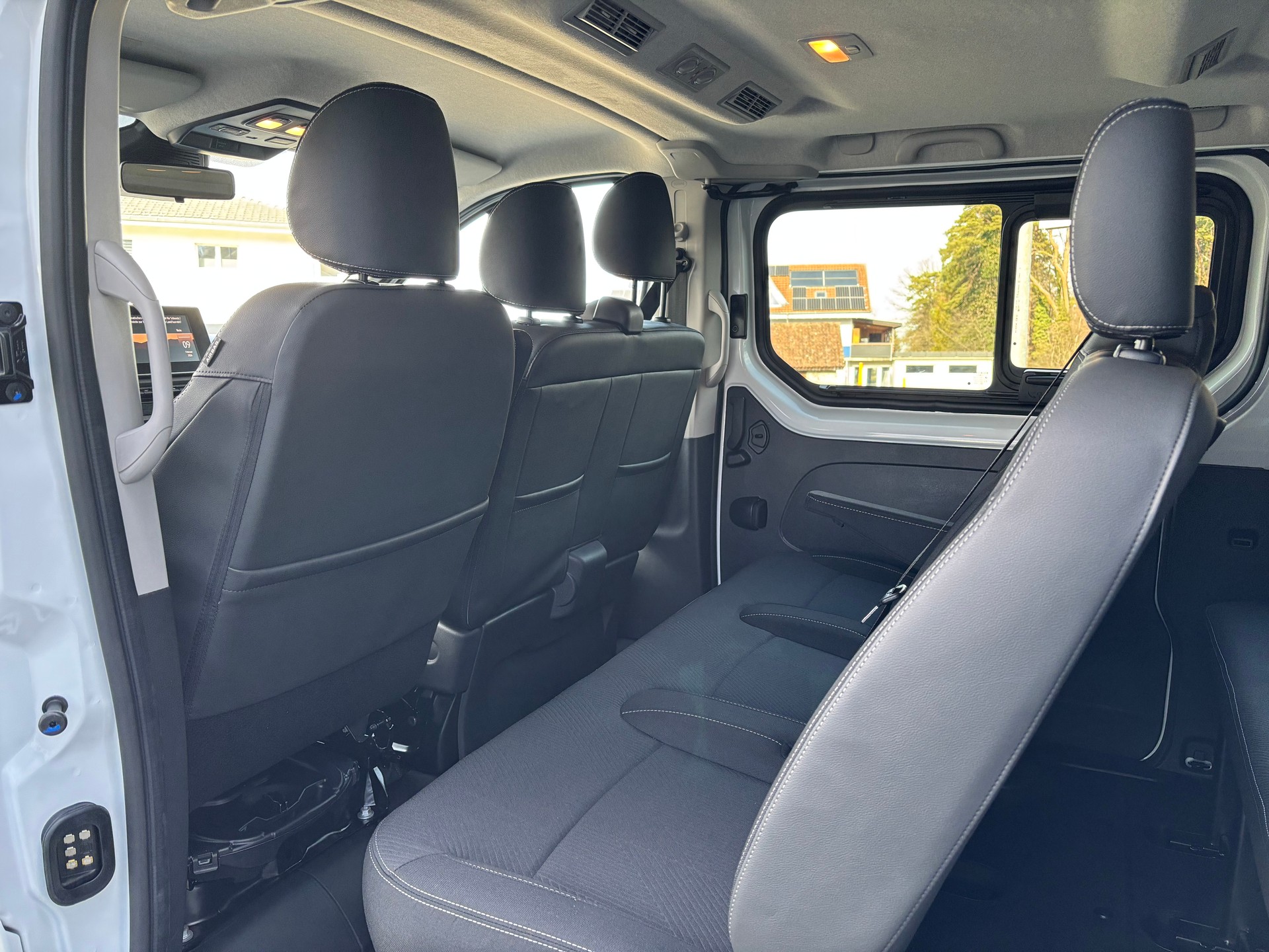 NISSAN Primastar 150 3.0L2H1 Tekna 9 Plätze-image-8
