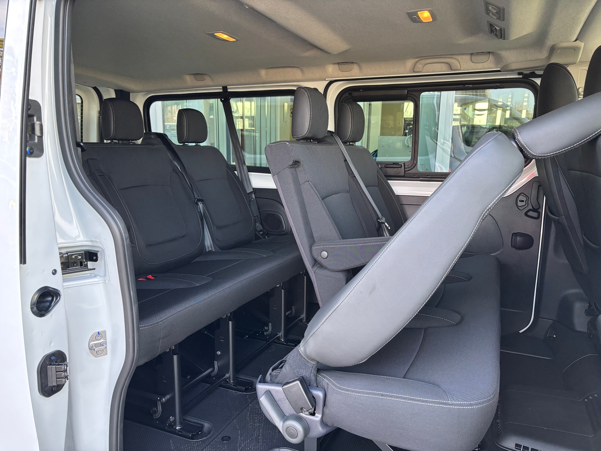 NISSAN Primastar 150 3.0L2H1 Tekna 9 Plätze-image-7